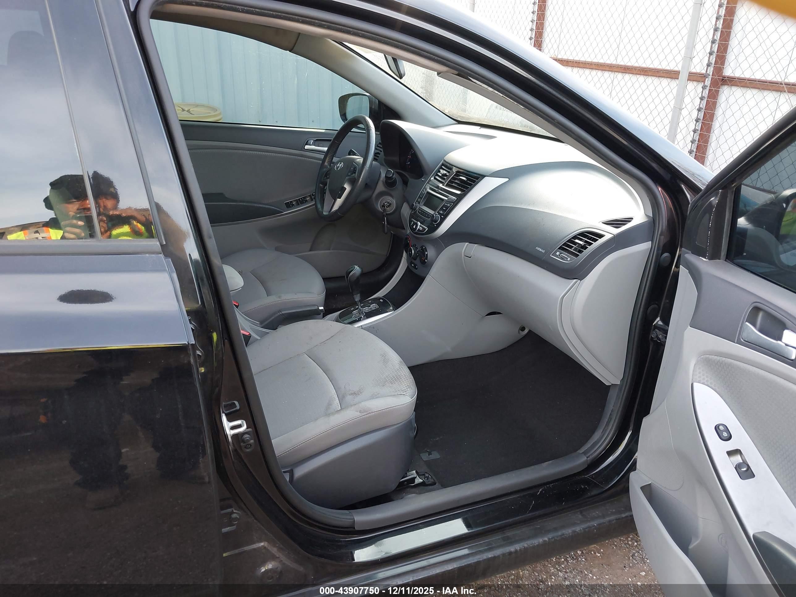 HYUNDAI ACCENT image 5