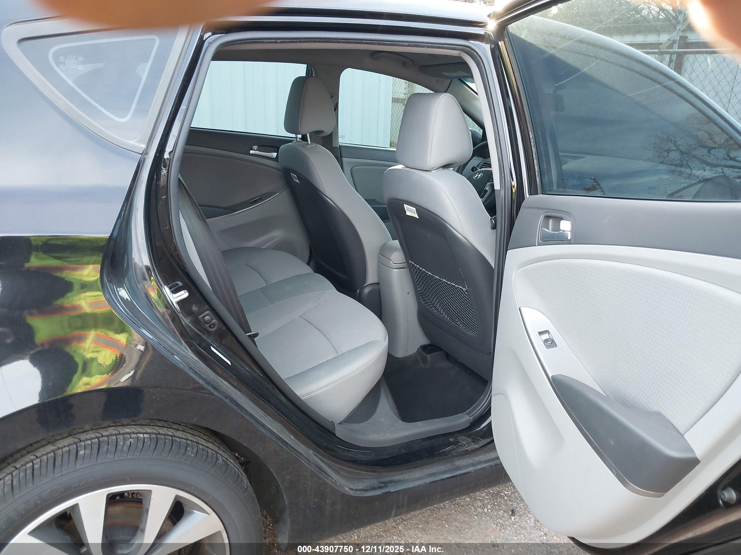 HYUNDAI ACCENT image 8