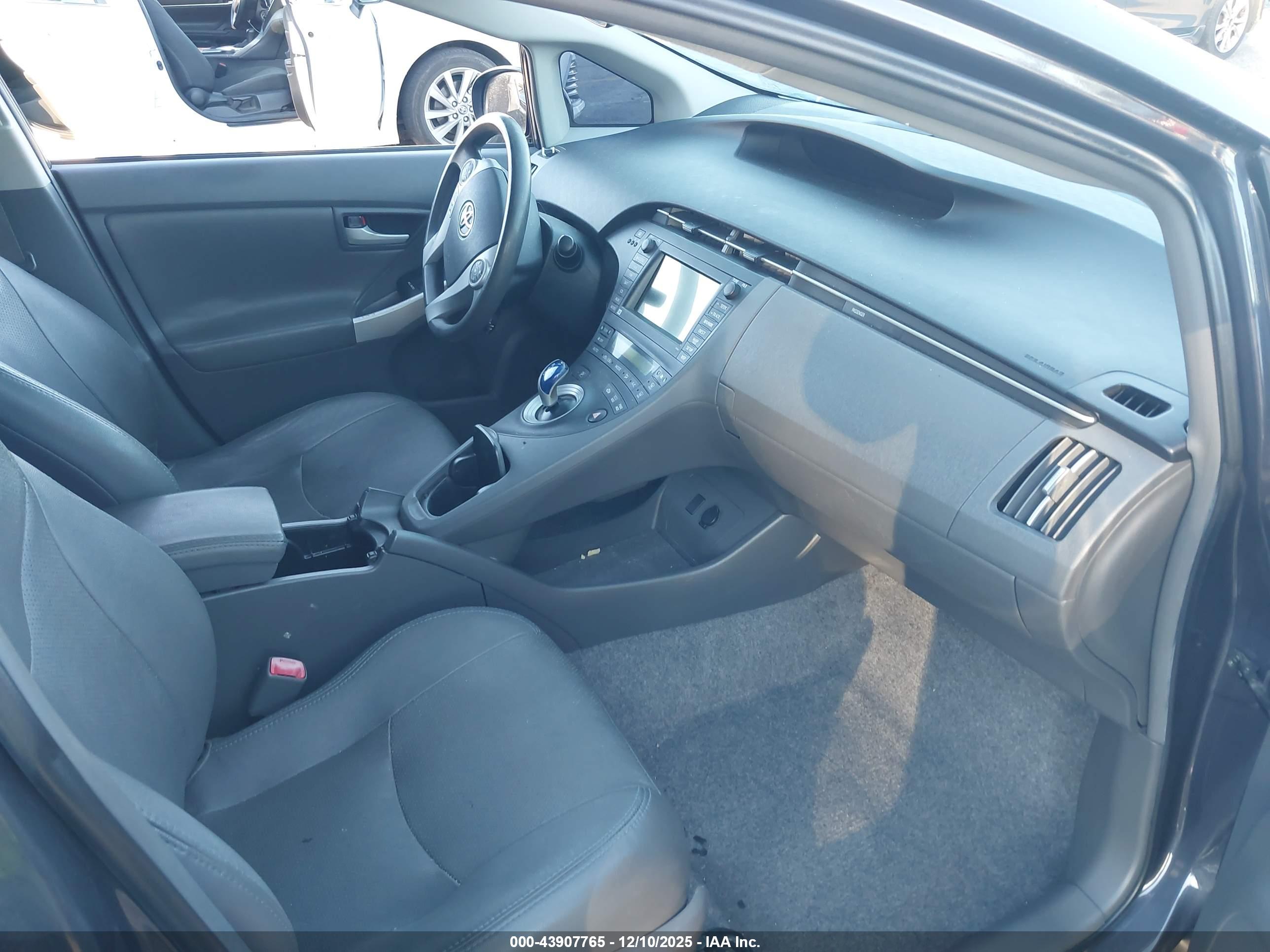 TOYOTA PRIUS image 5