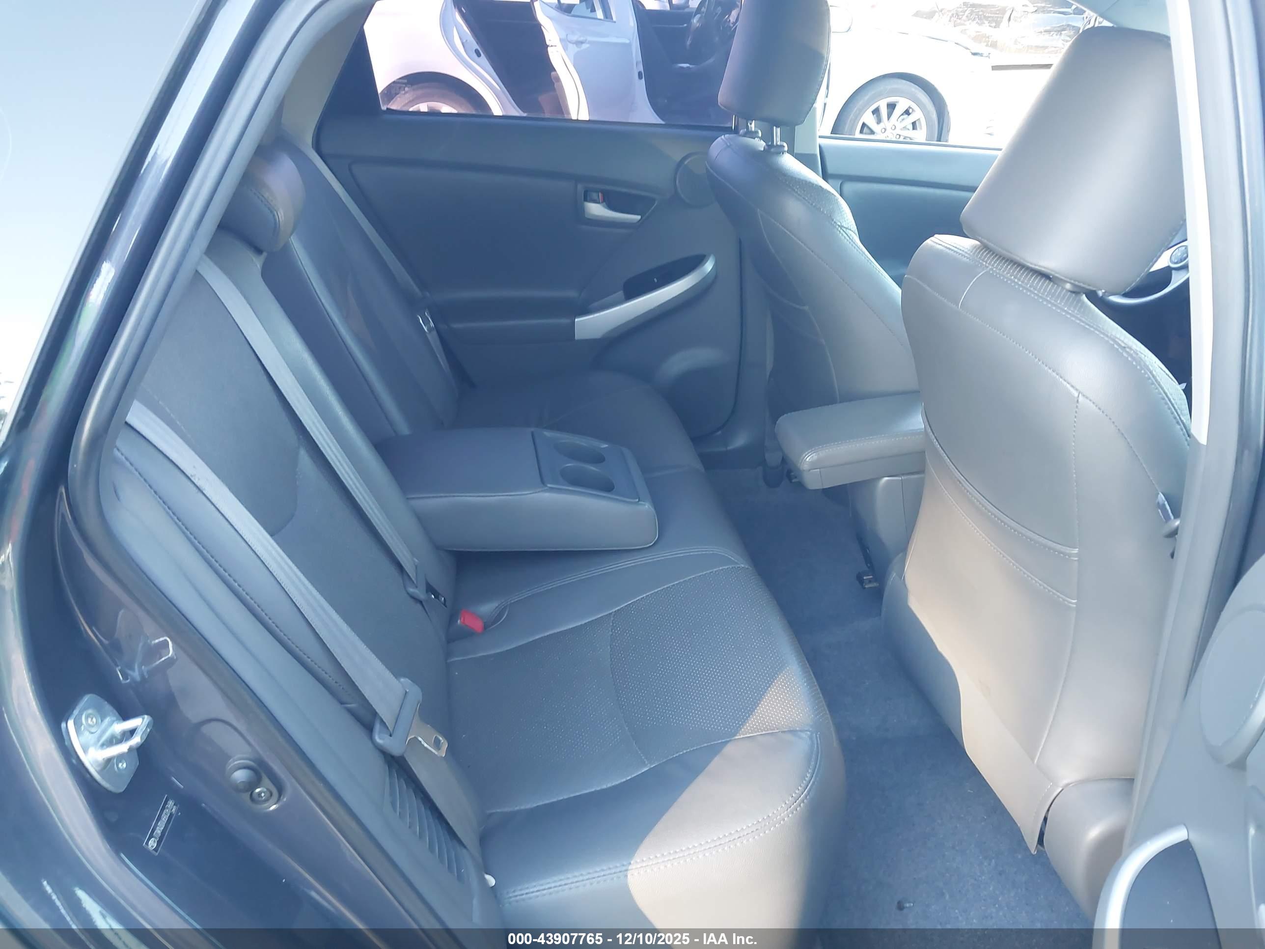 TOYOTA PRIUS image 8