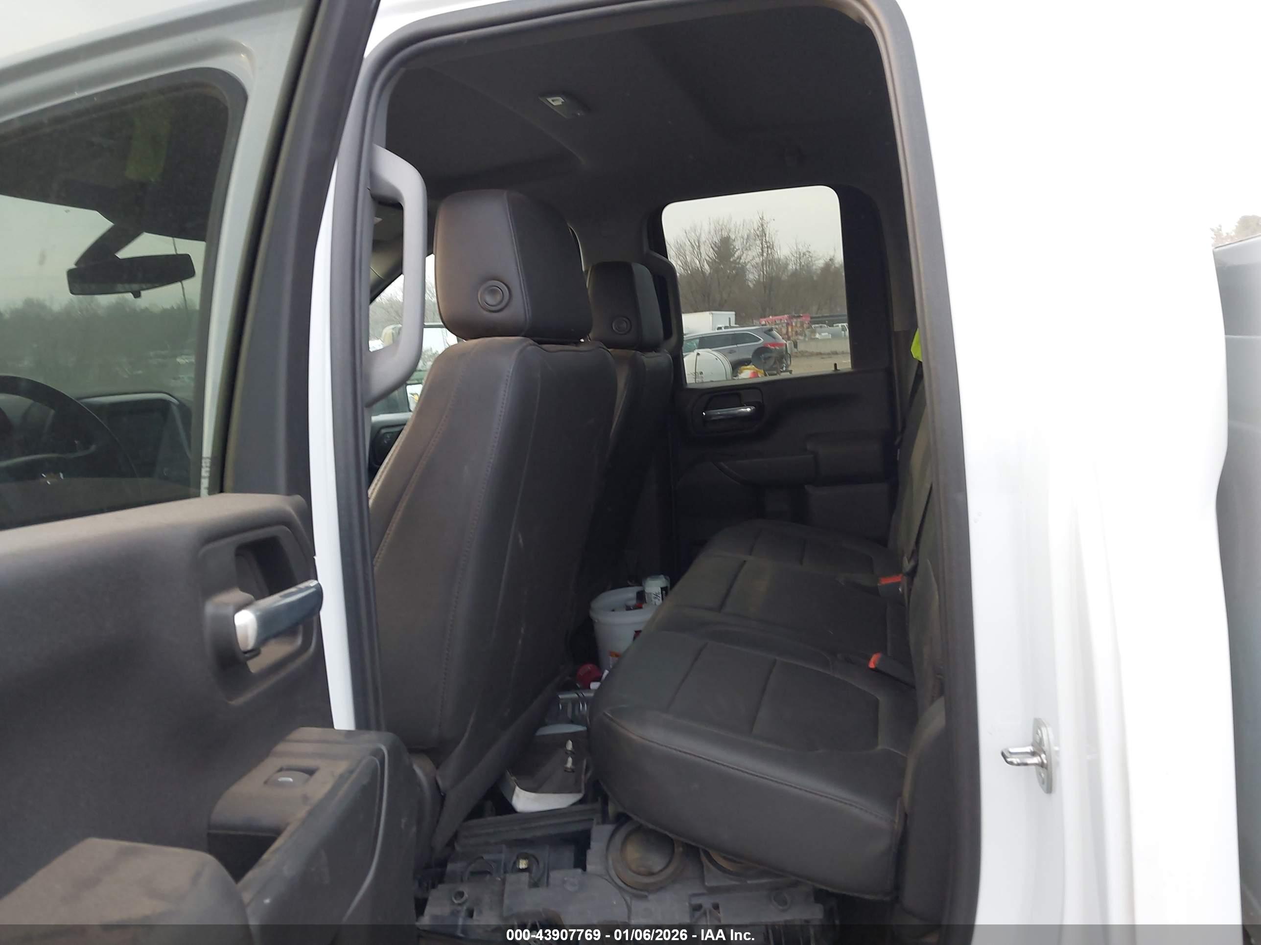 CHEVROLET SILVERADO image 7