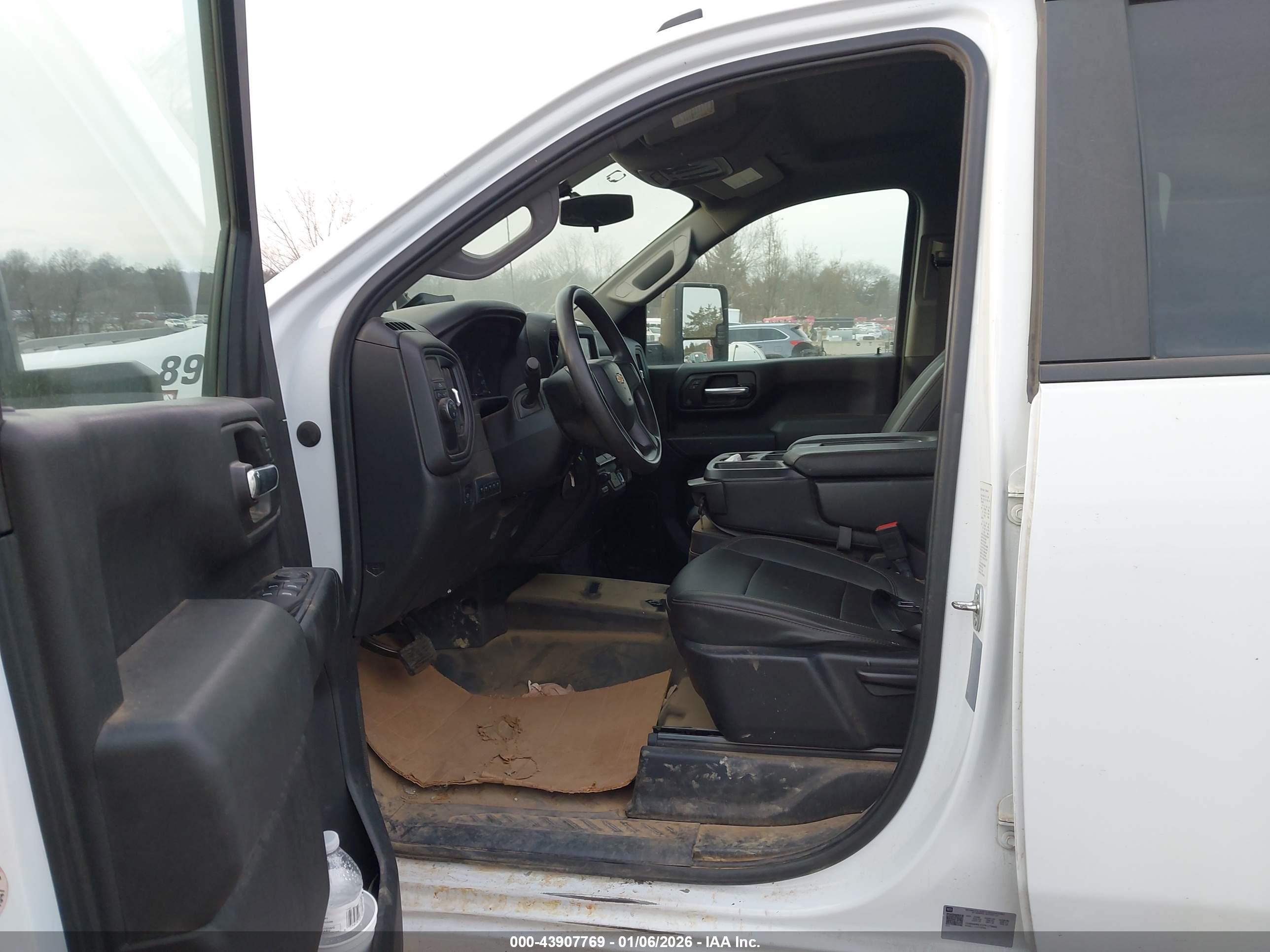 CHEVROLET SILVERADO image 8