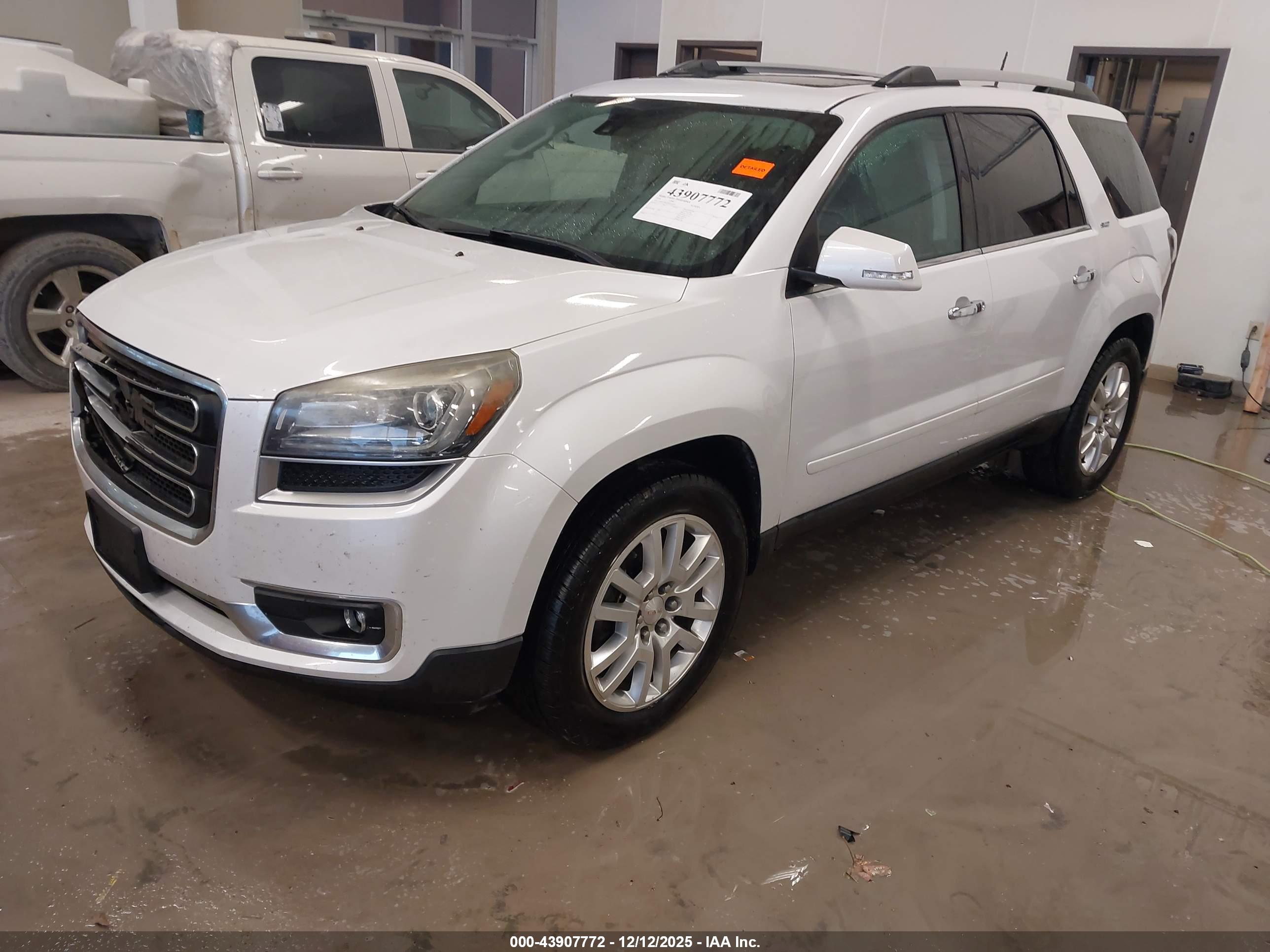 GMC ACADIA image 2