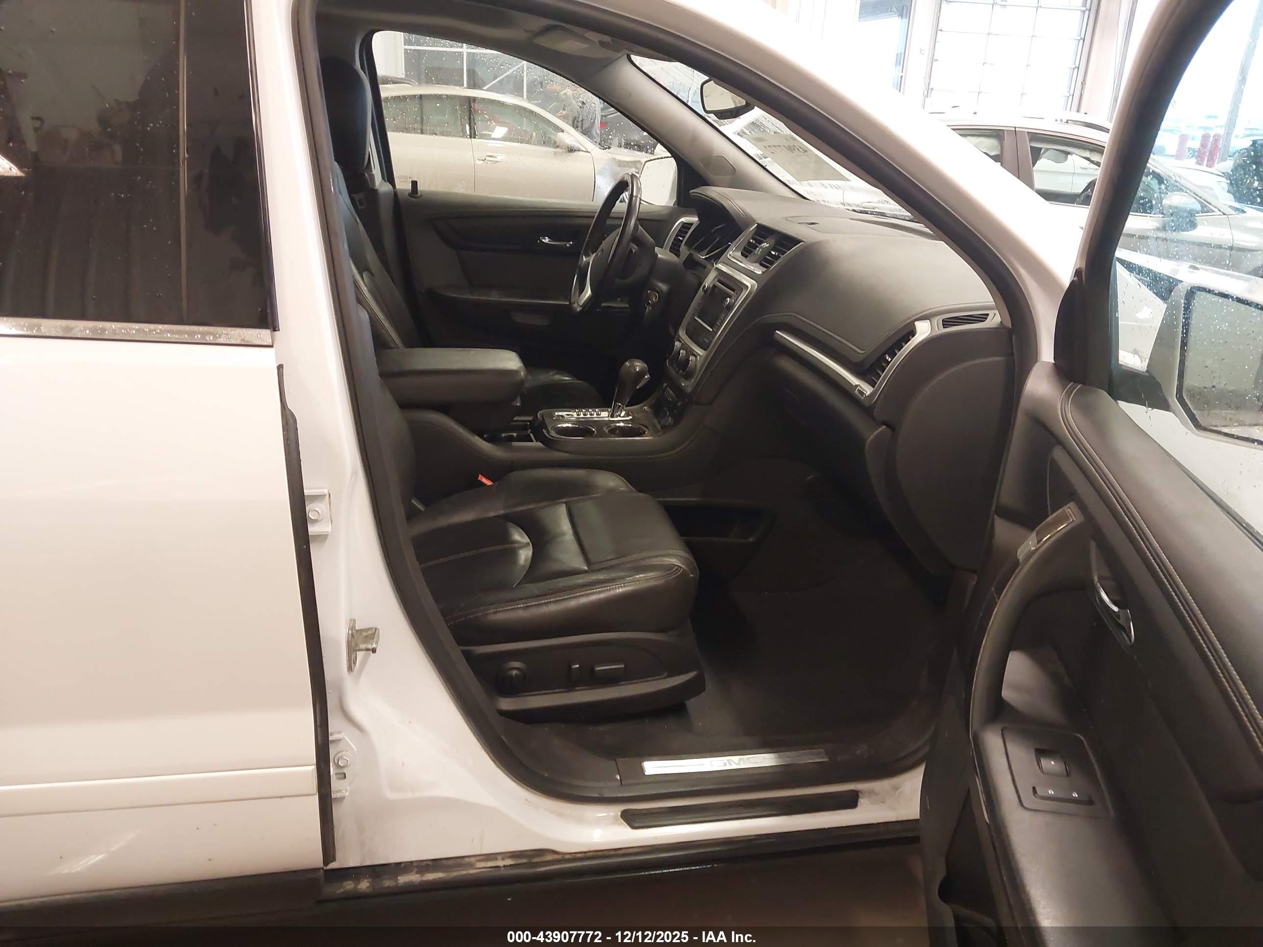 GMC ACADIA image 5