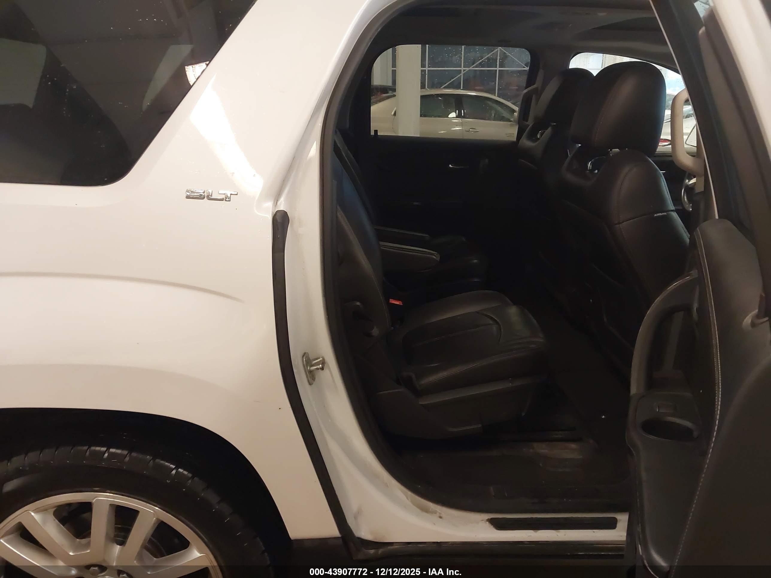 GMC ACADIA image 8