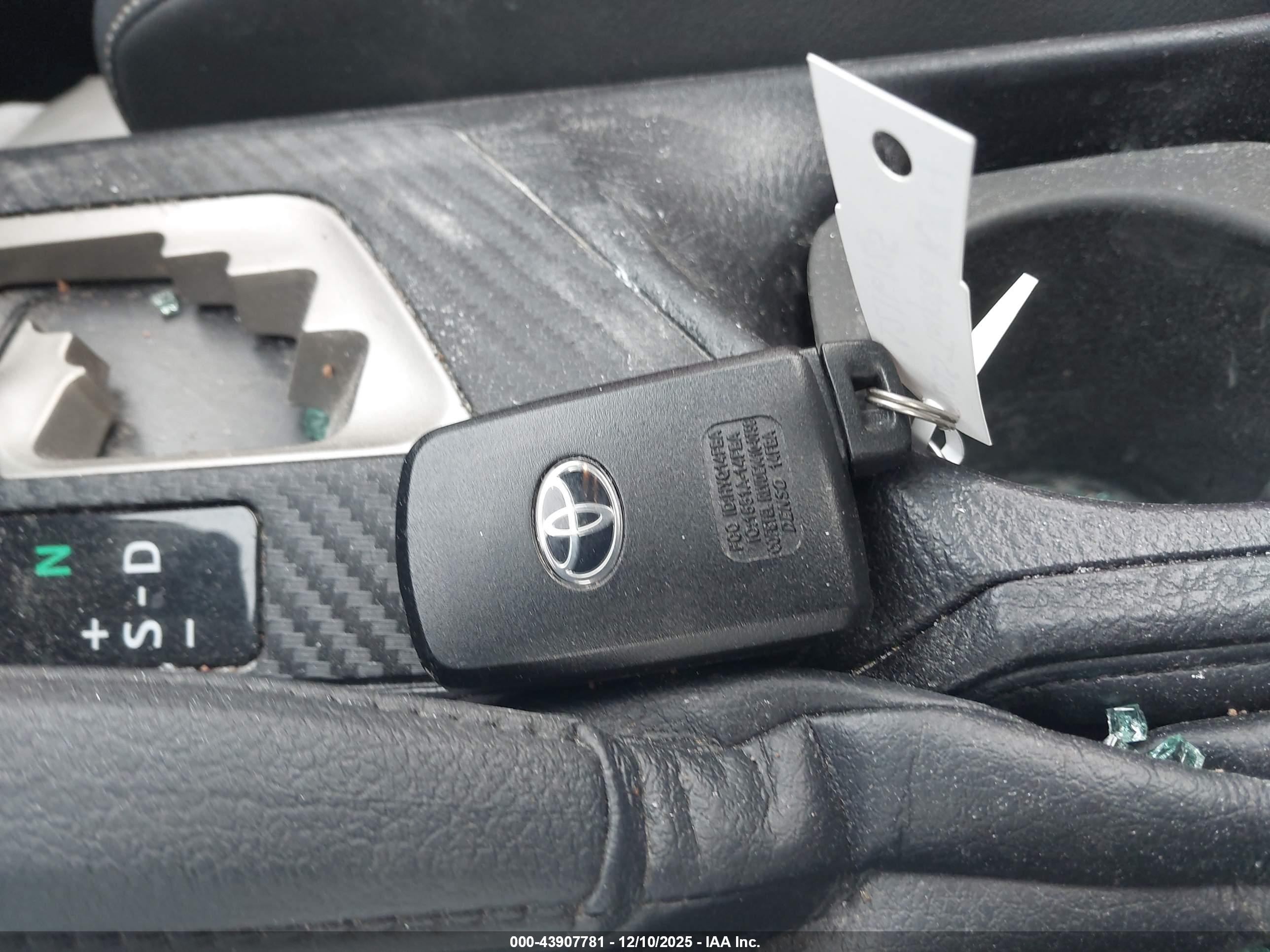 TOYOTA RAV4 image 11