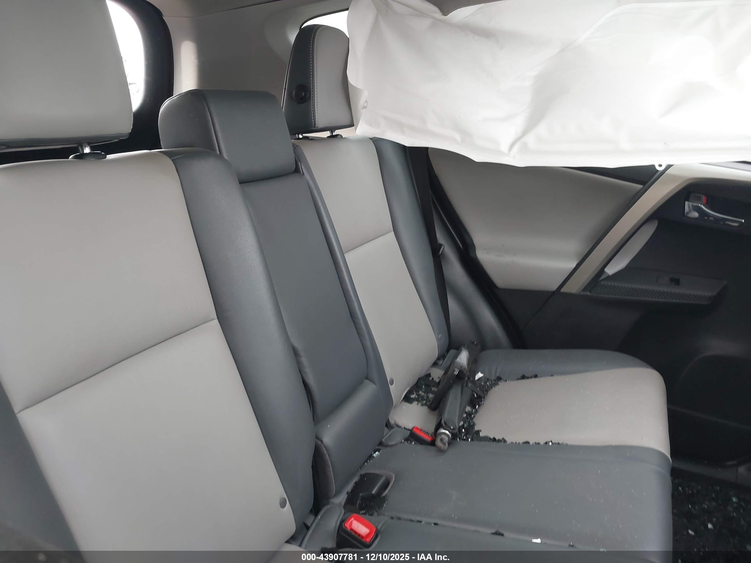 TOYOTA RAV4 image 8
