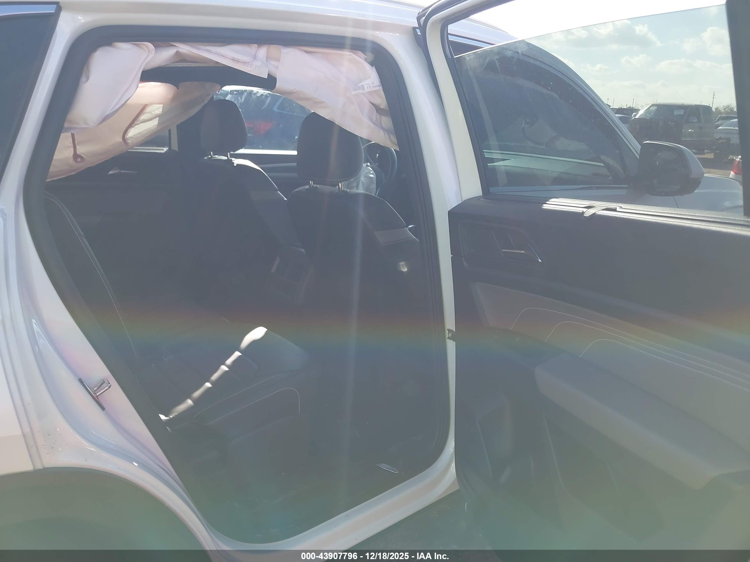 VOLKSWAGEN ATLAS image 8