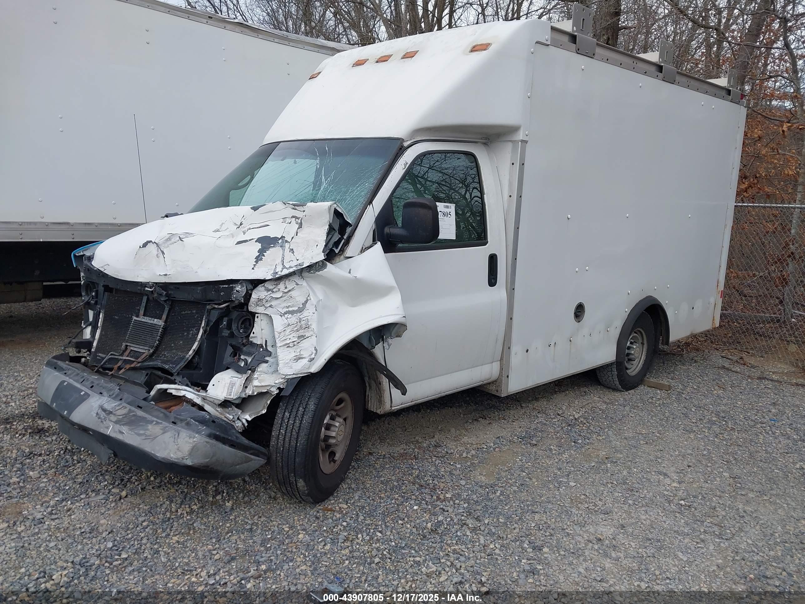 CHEVROLET EXPRESS image 2