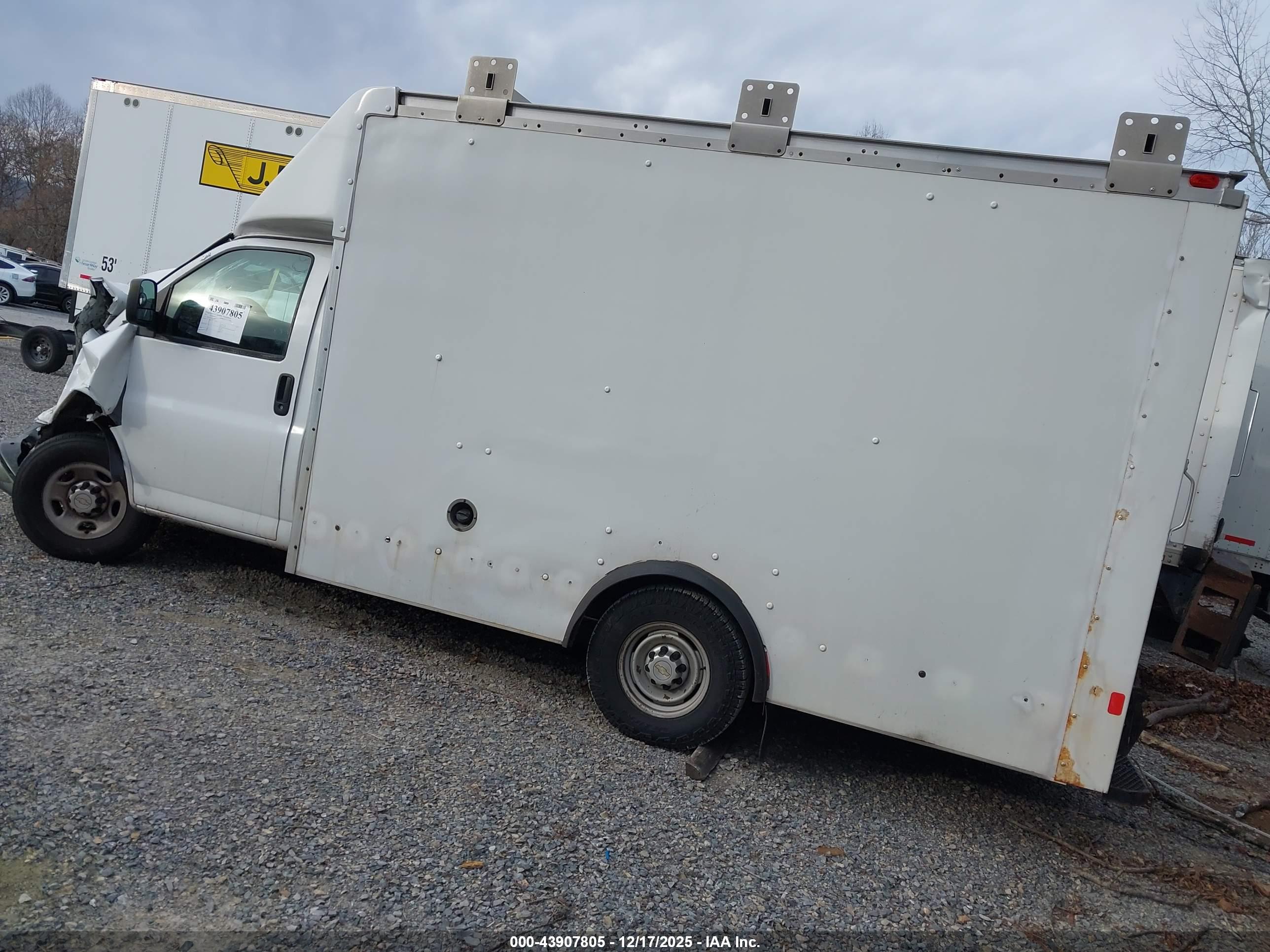 CHEVROLET EXPRESS image 3