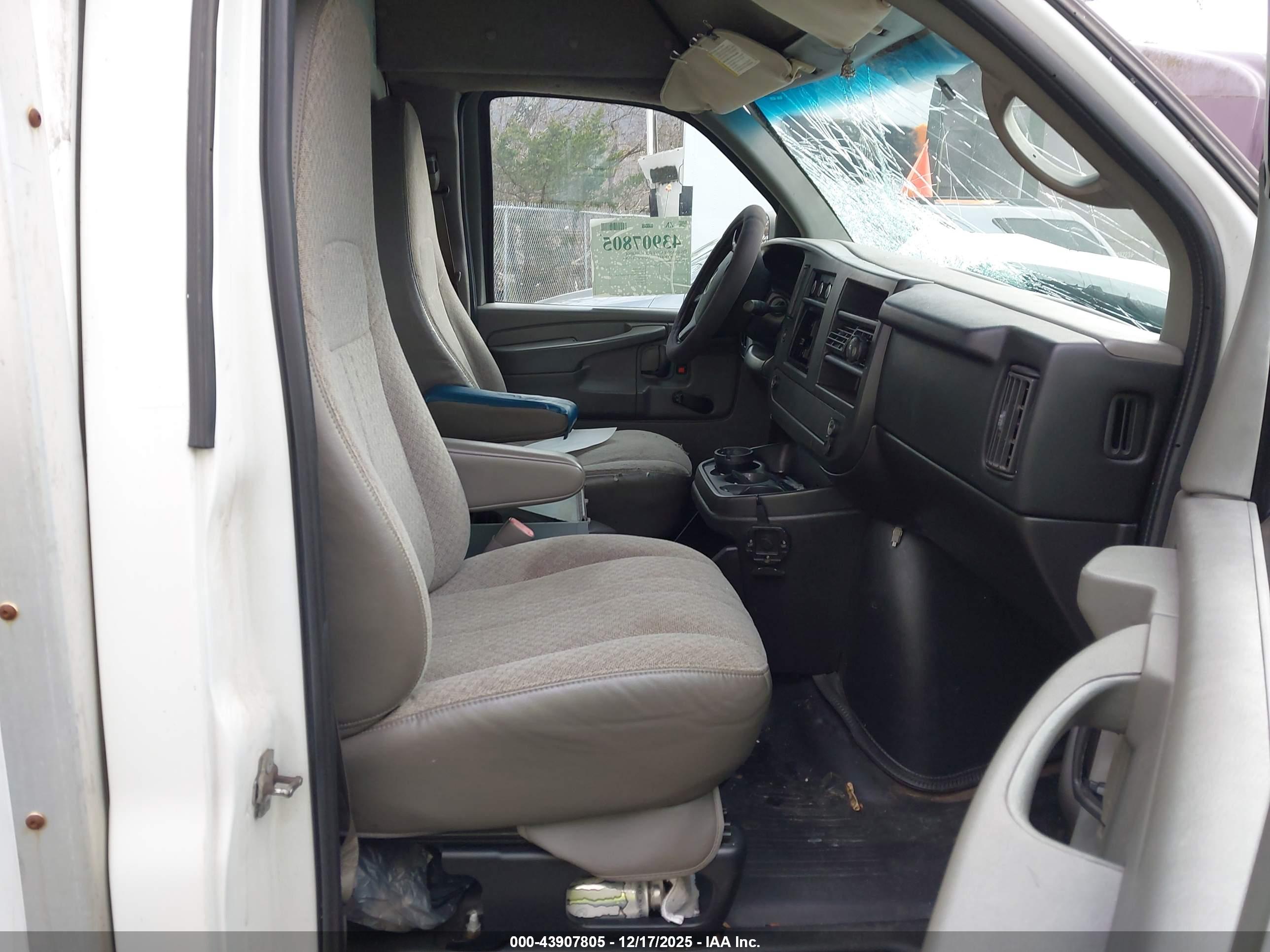 CHEVROLET EXPRESS image 5
