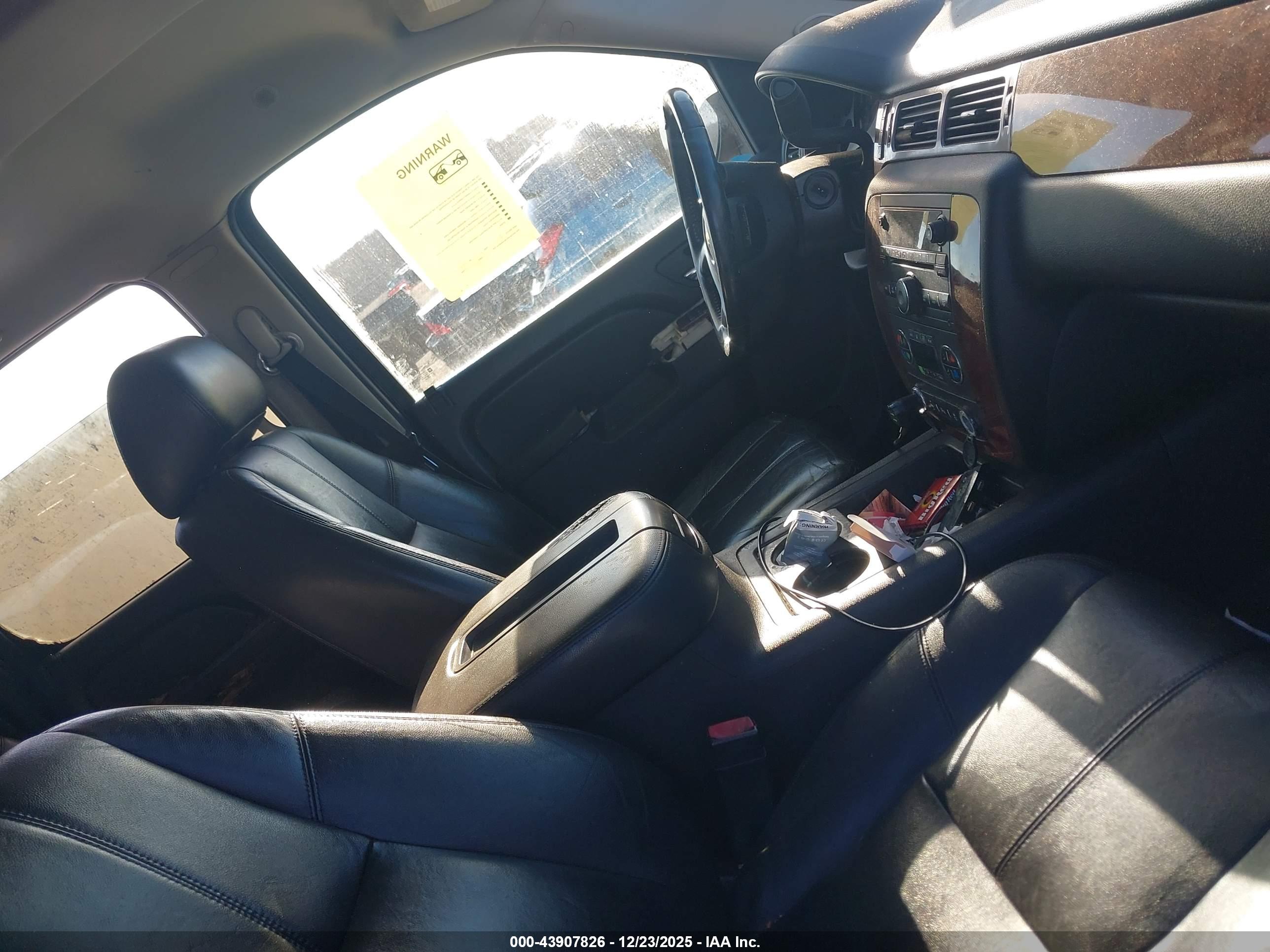 CHEVROLET SUBURBAN image 5