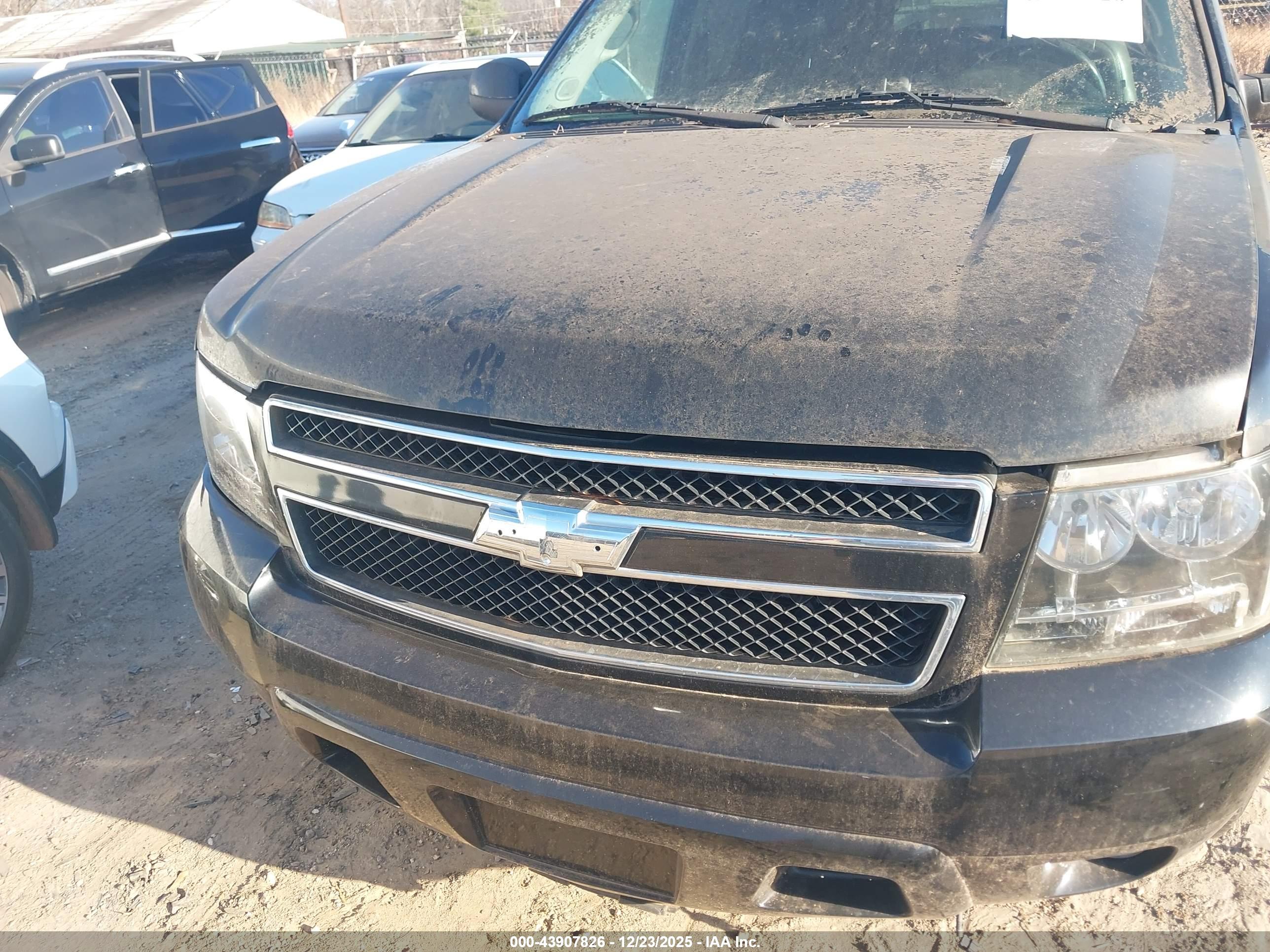 CHEVROLET SUBURBAN image 6