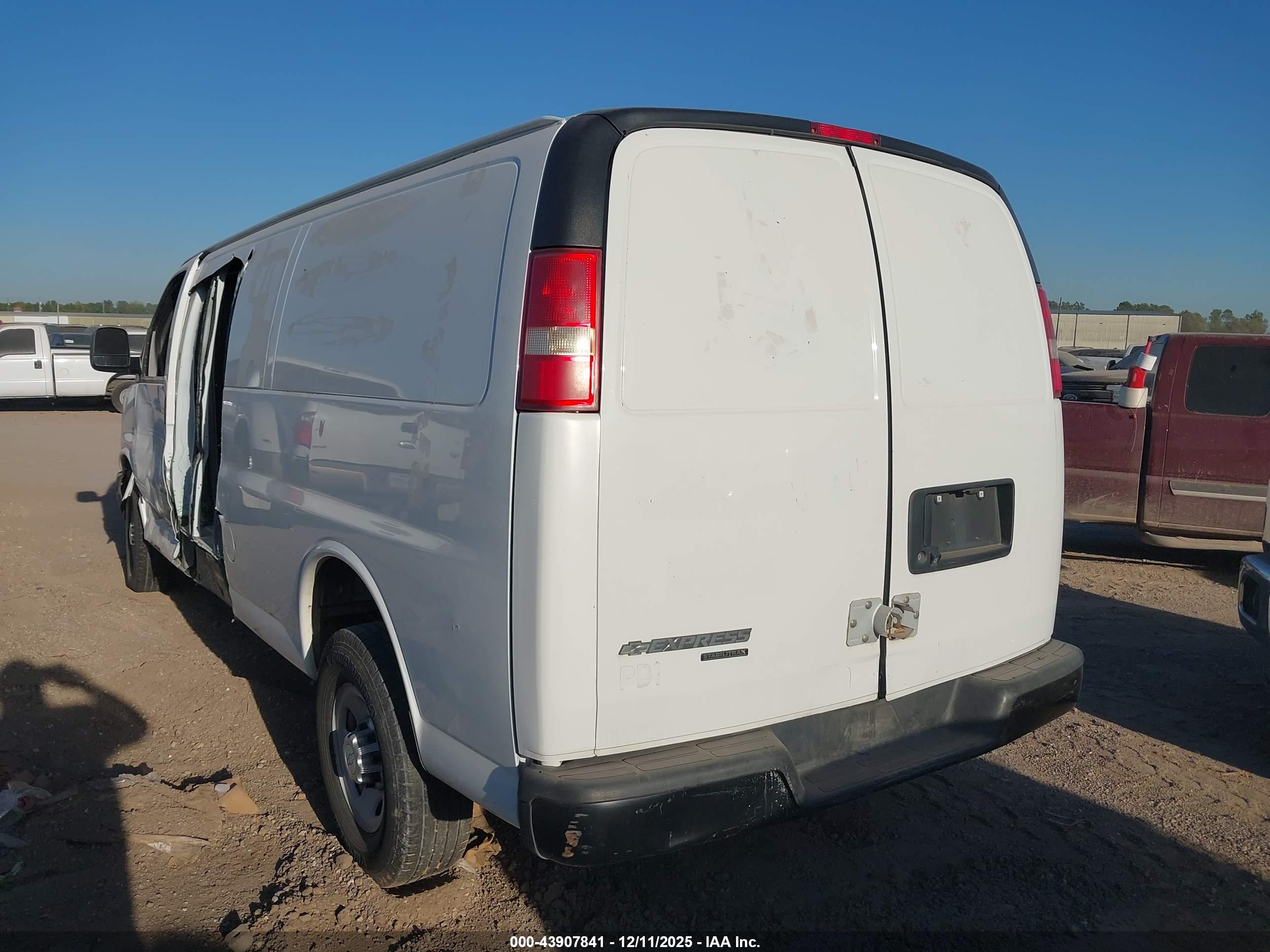 CHEVROLET EXPRESS image 3
