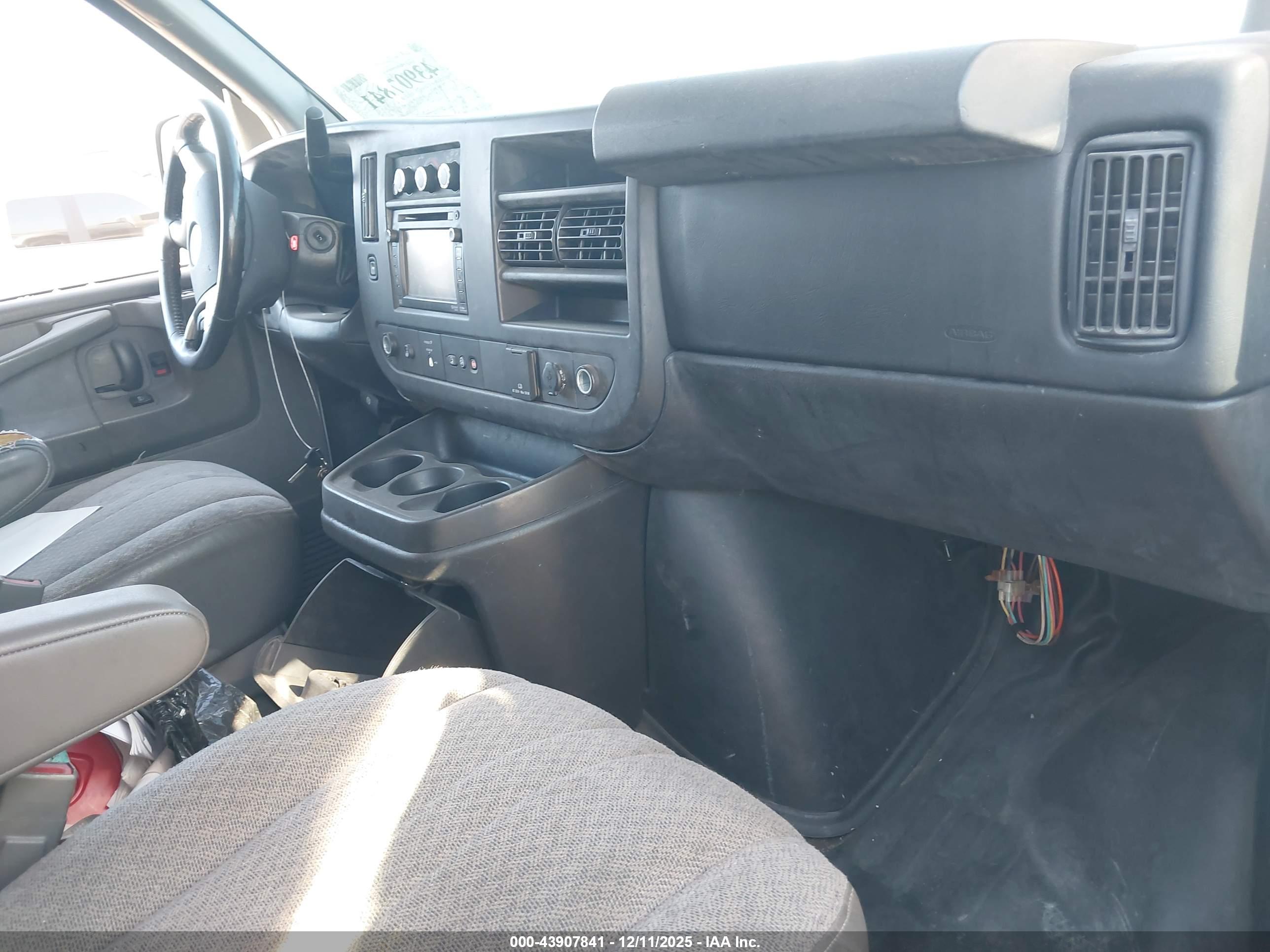 CHEVROLET EXPRESS image 5