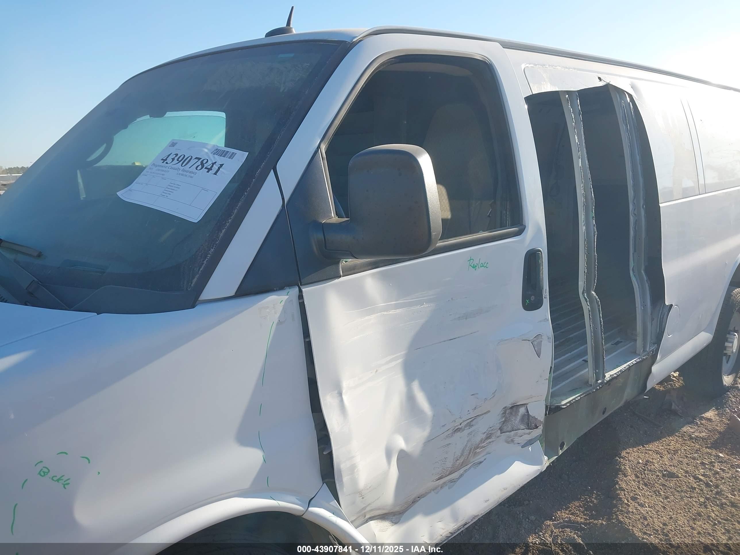 CHEVROLET EXPRESS image 6