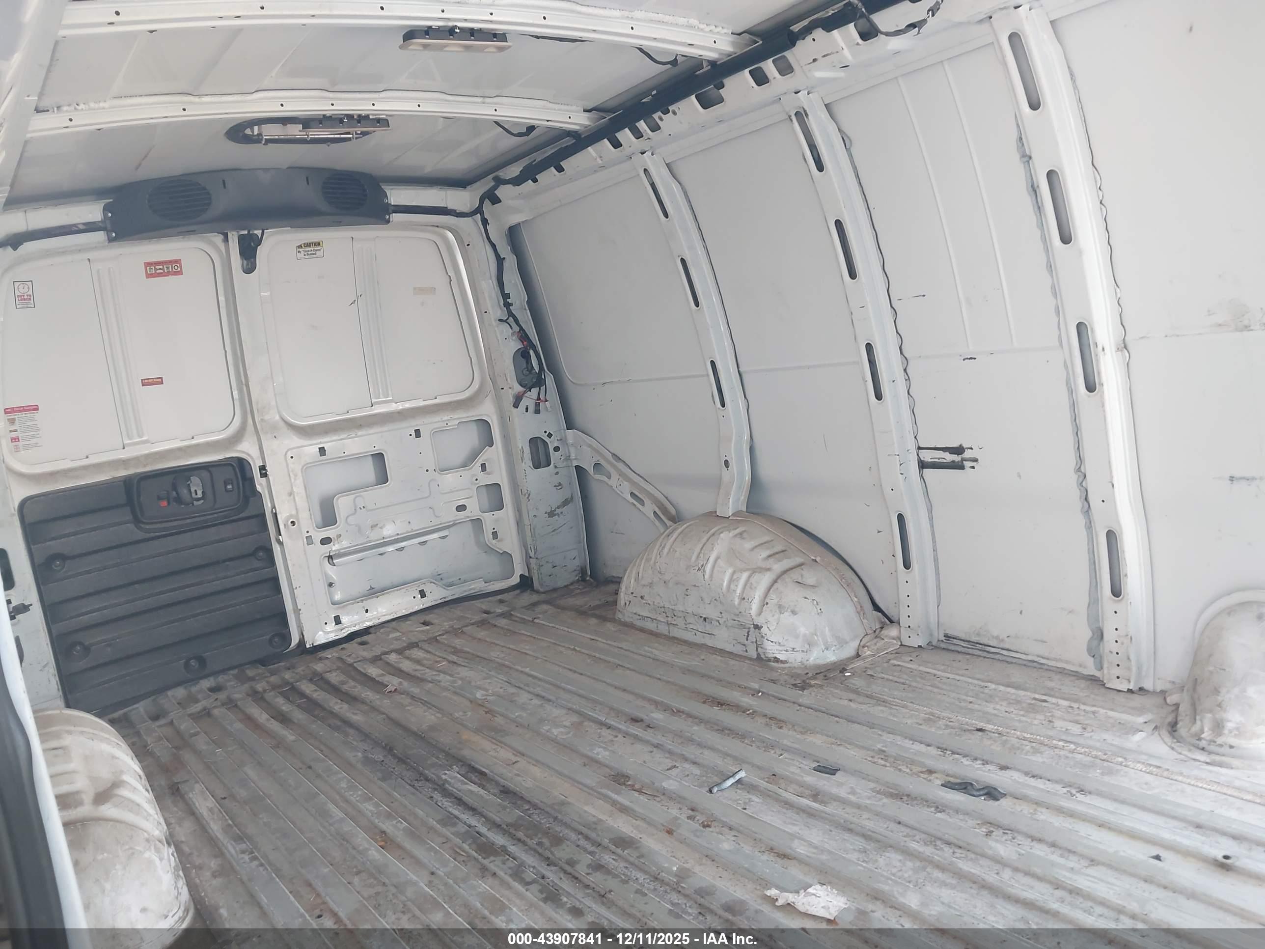 CHEVROLET EXPRESS image 8