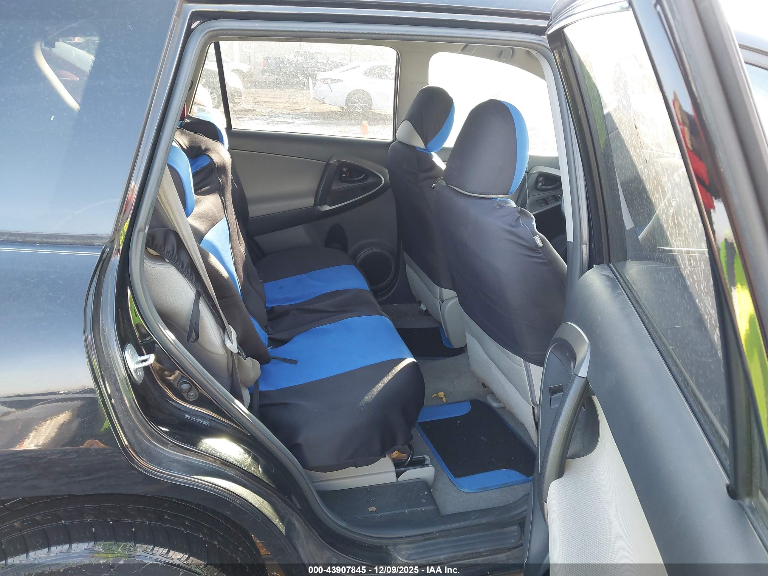 TOYOTA RAV4 image 8