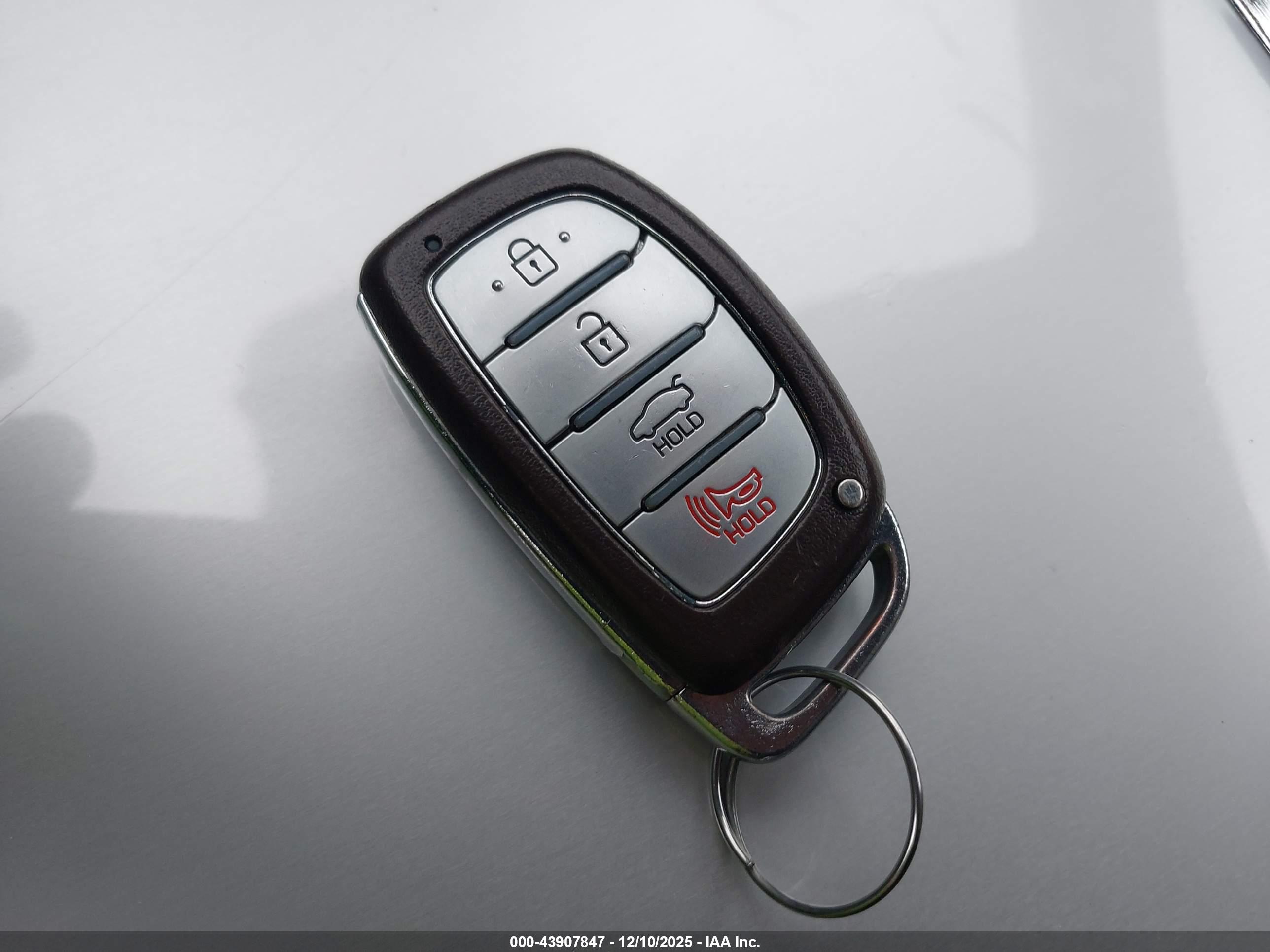 HYUNDAI ELANTRA image 11