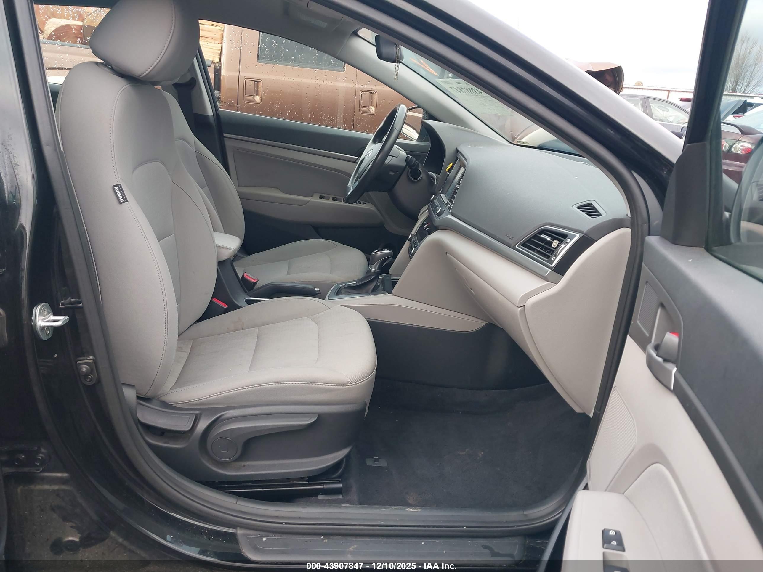 HYUNDAI ELANTRA image 5