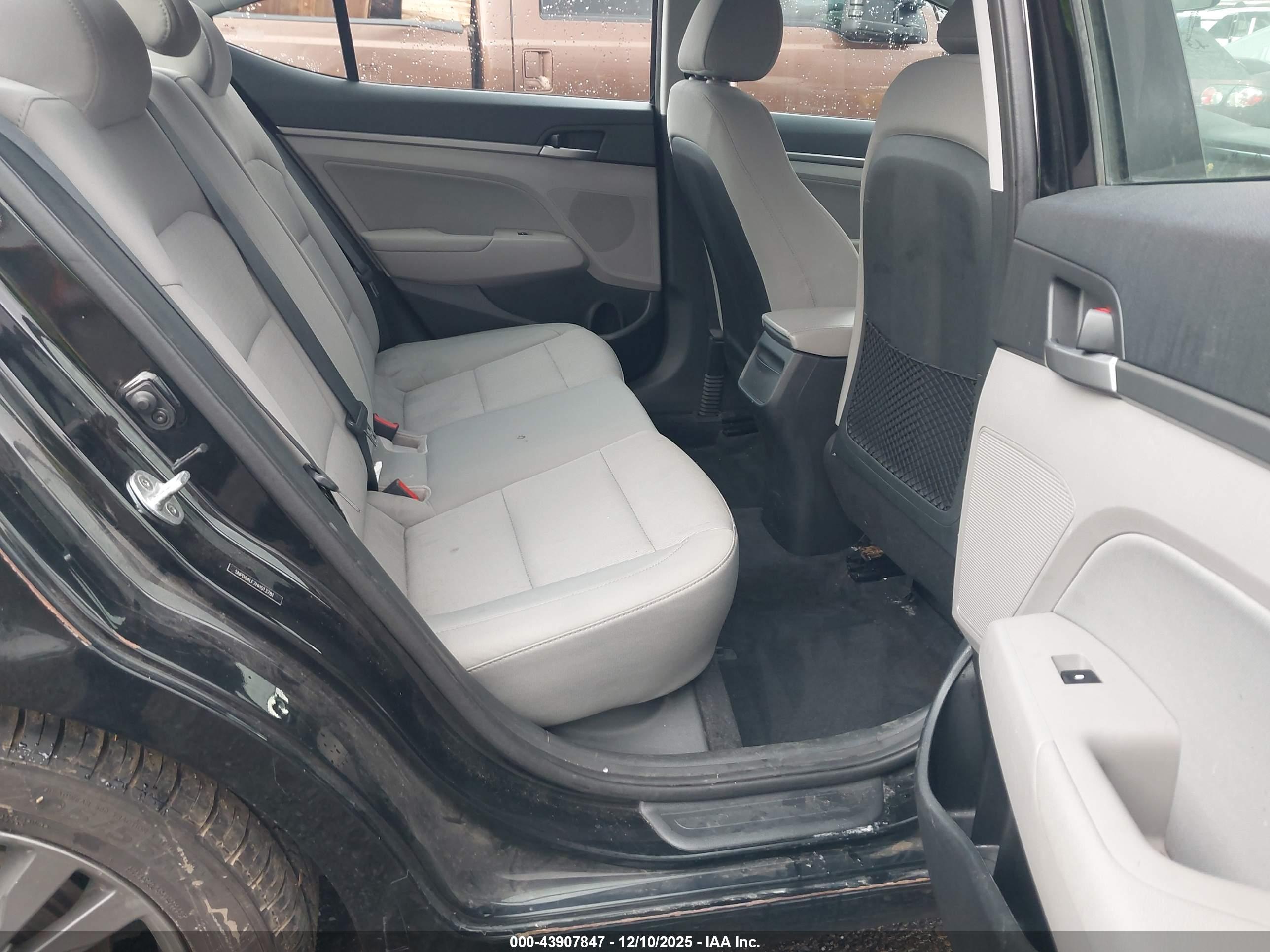 HYUNDAI ELANTRA image 8