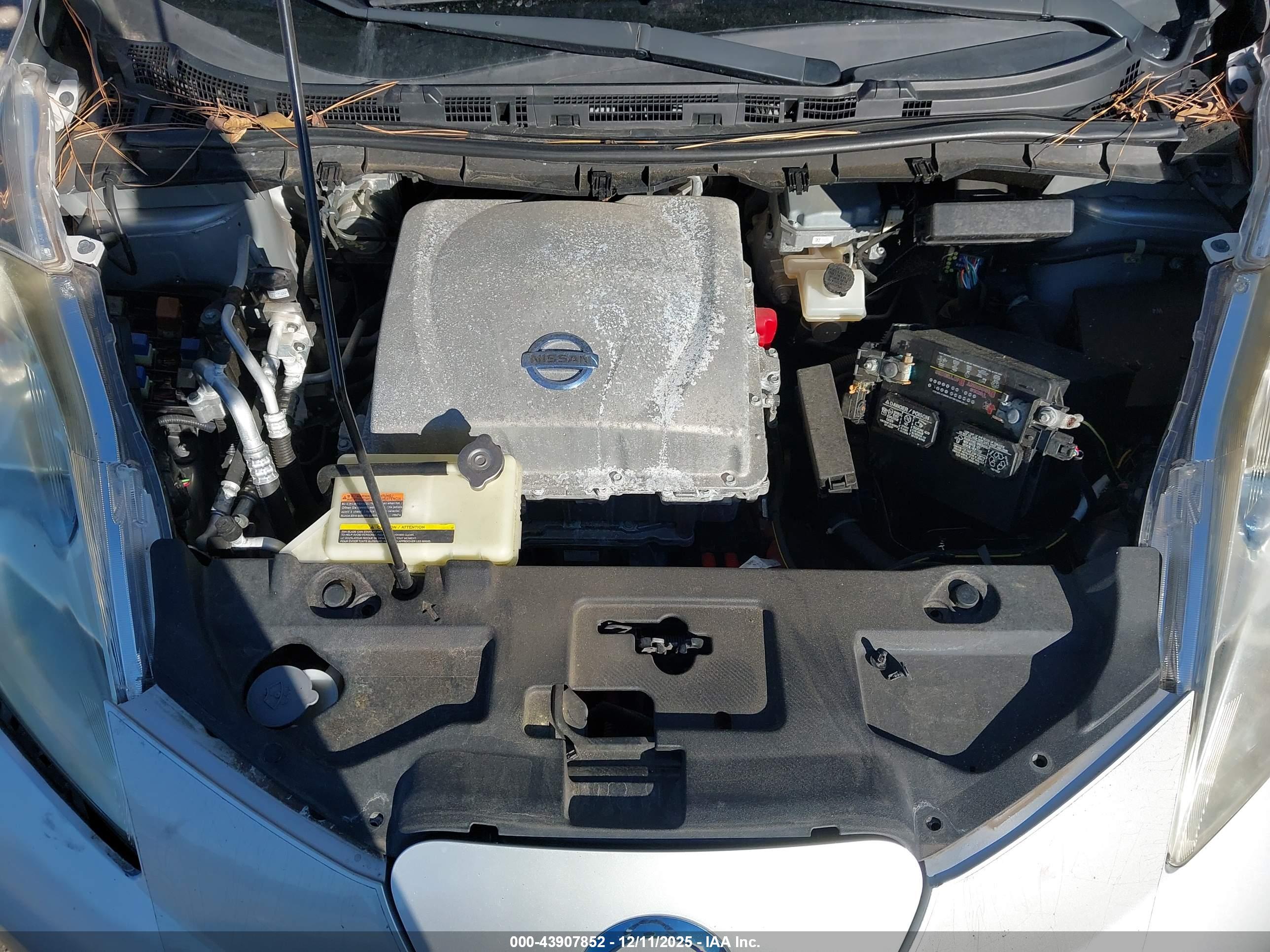 NISSAN LEAF image 10
