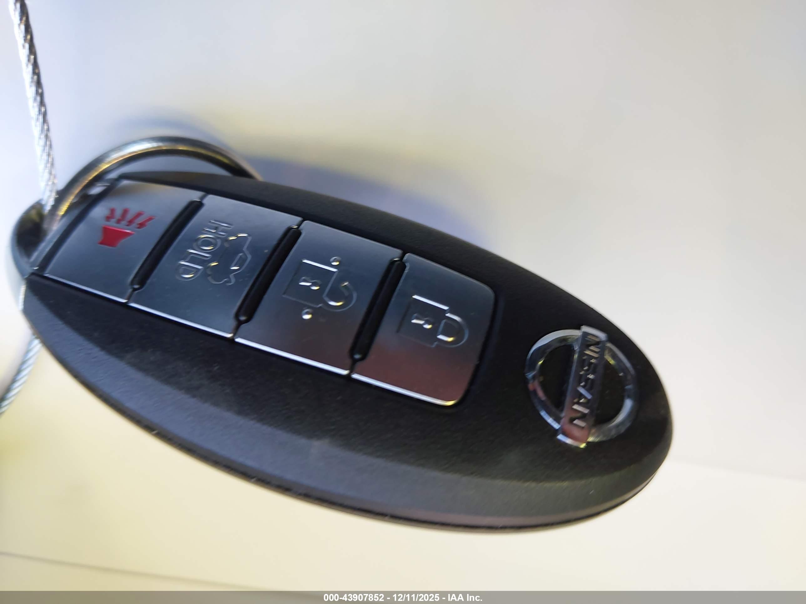 NISSAN LEAF image 11