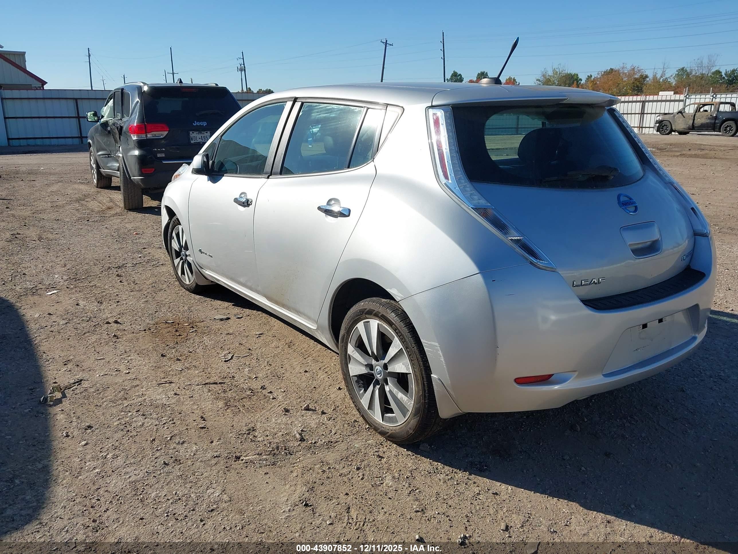 NISSAN LEAF image 3