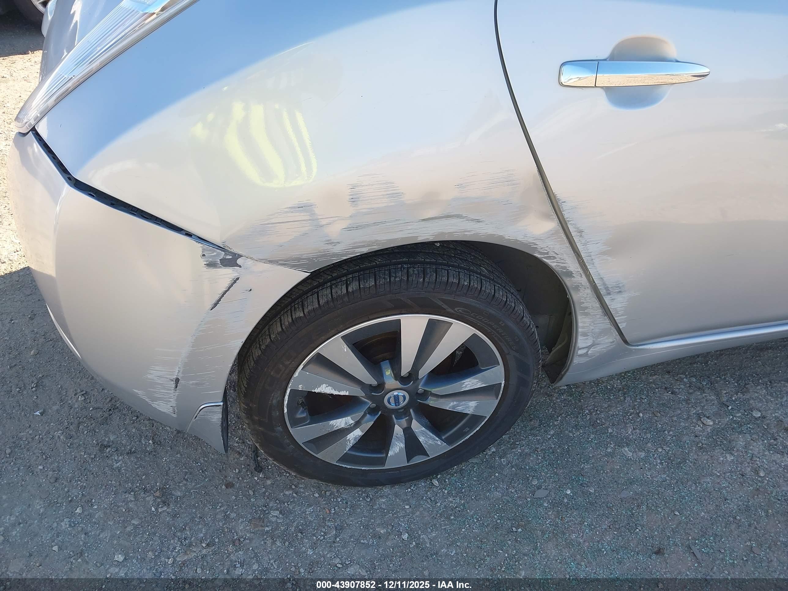 NISSAN LEAF image 6