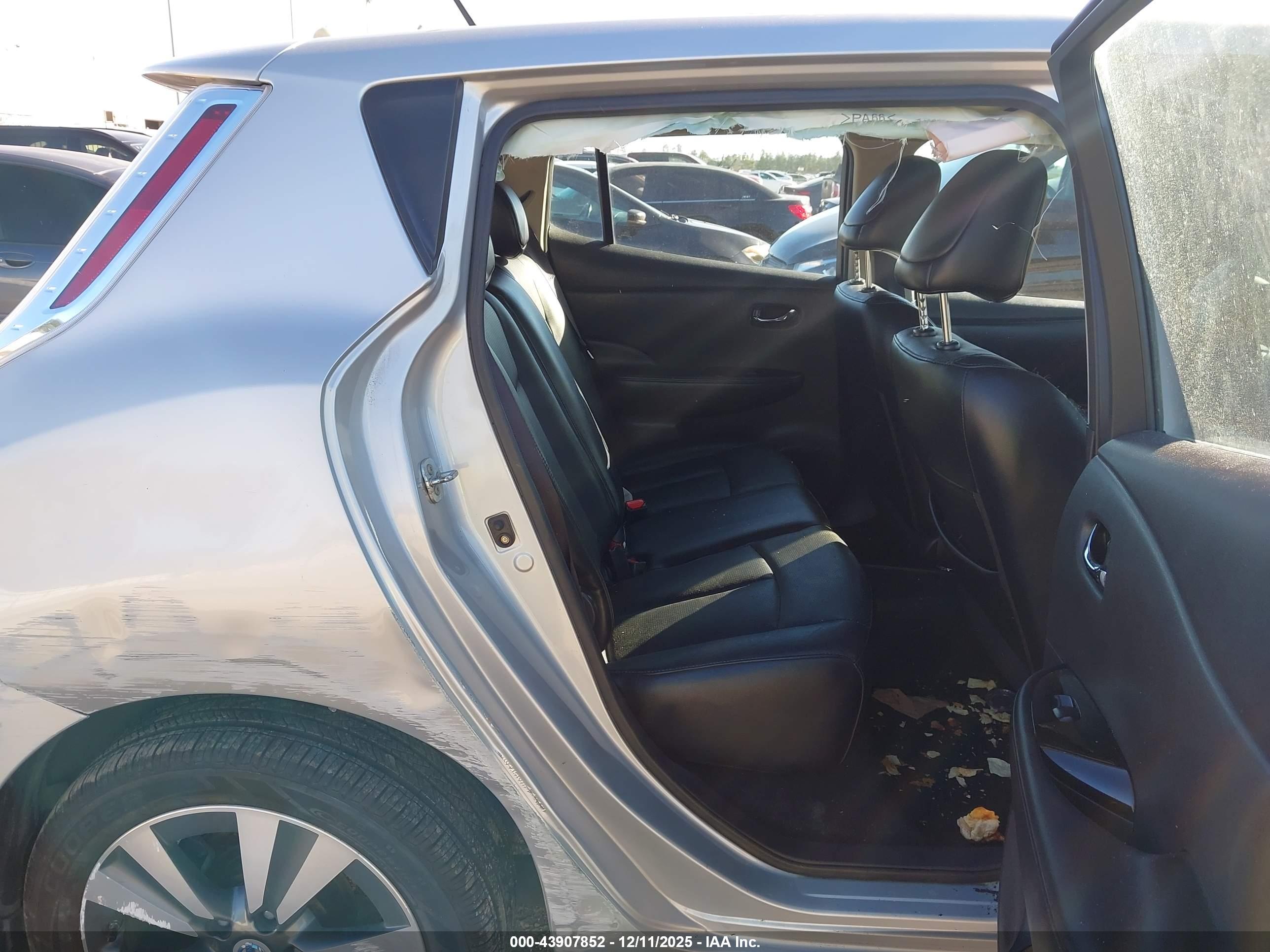 NISSAN LEAF image 8