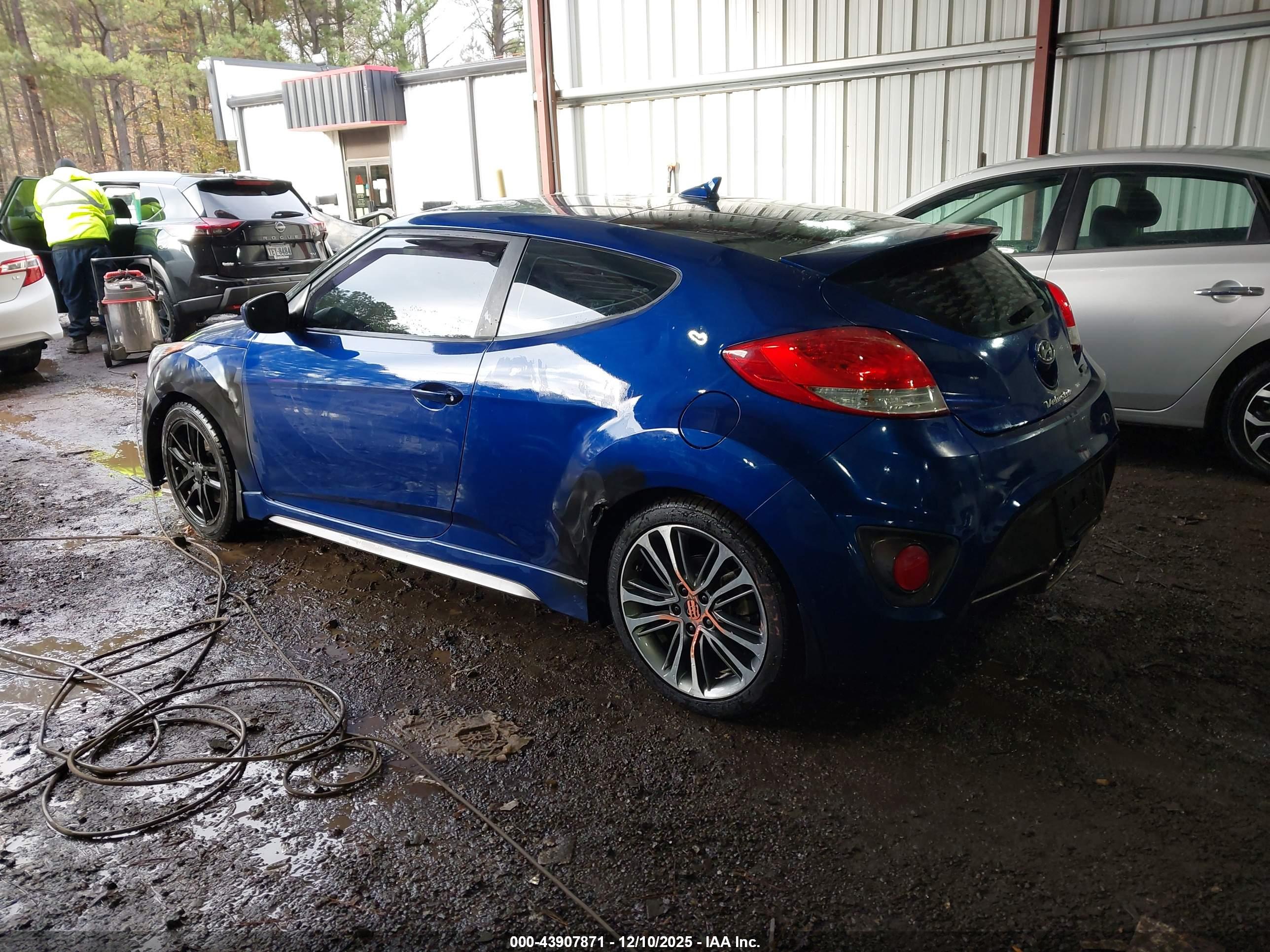 HYUNDAI VELOSTER image 3