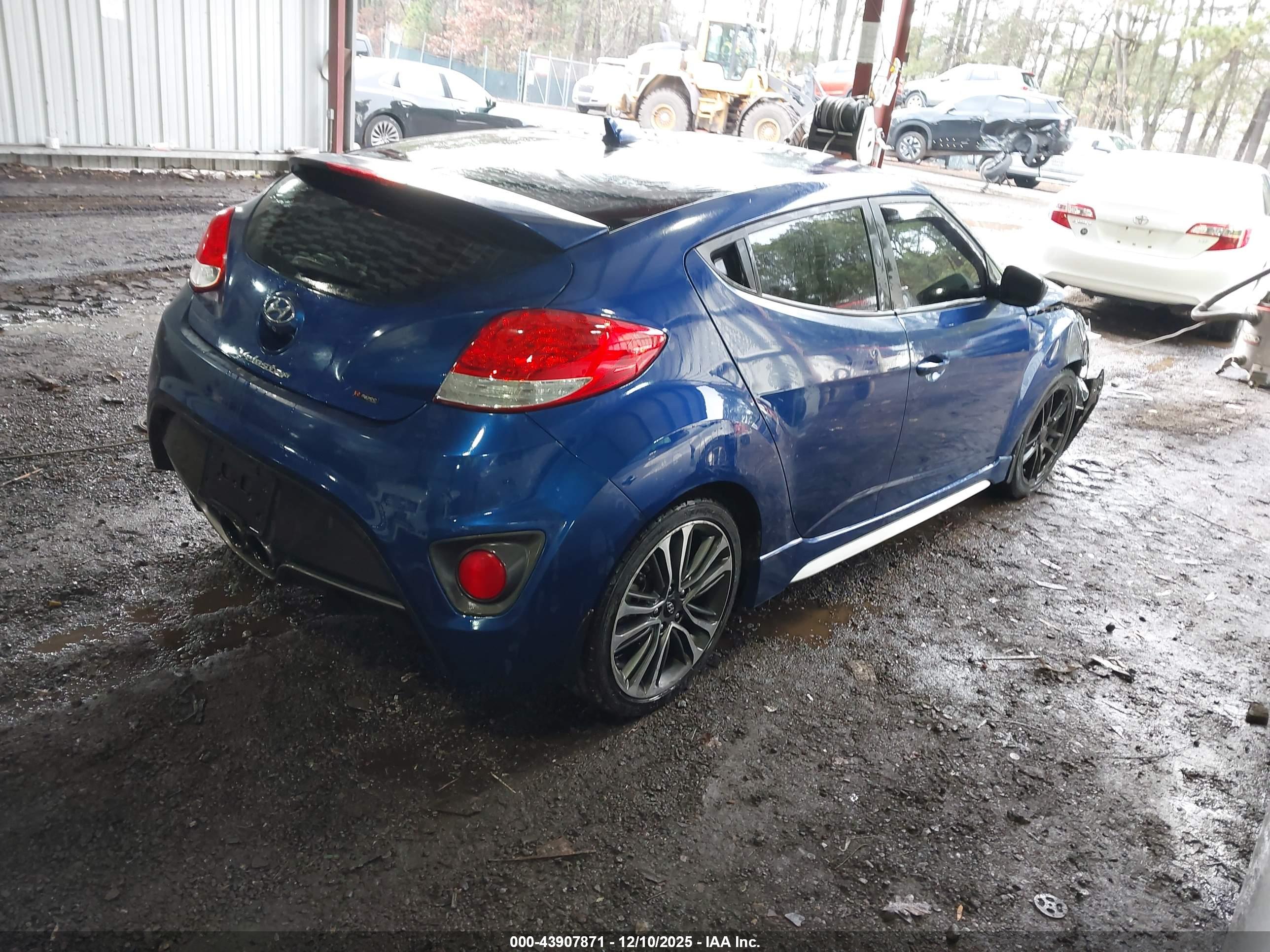 HYUNDAI VELOSTER image 4