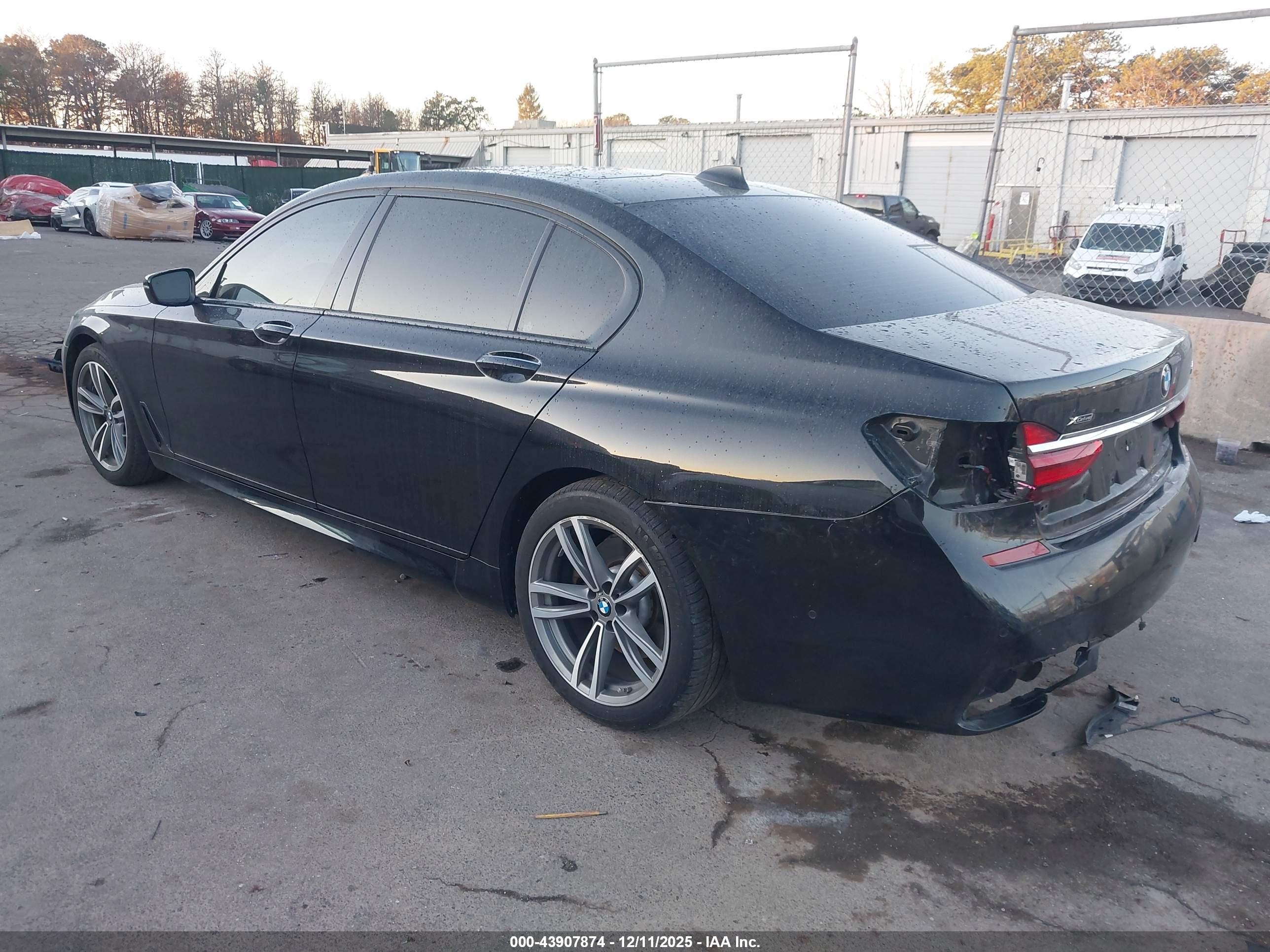 BMW 750I image 3