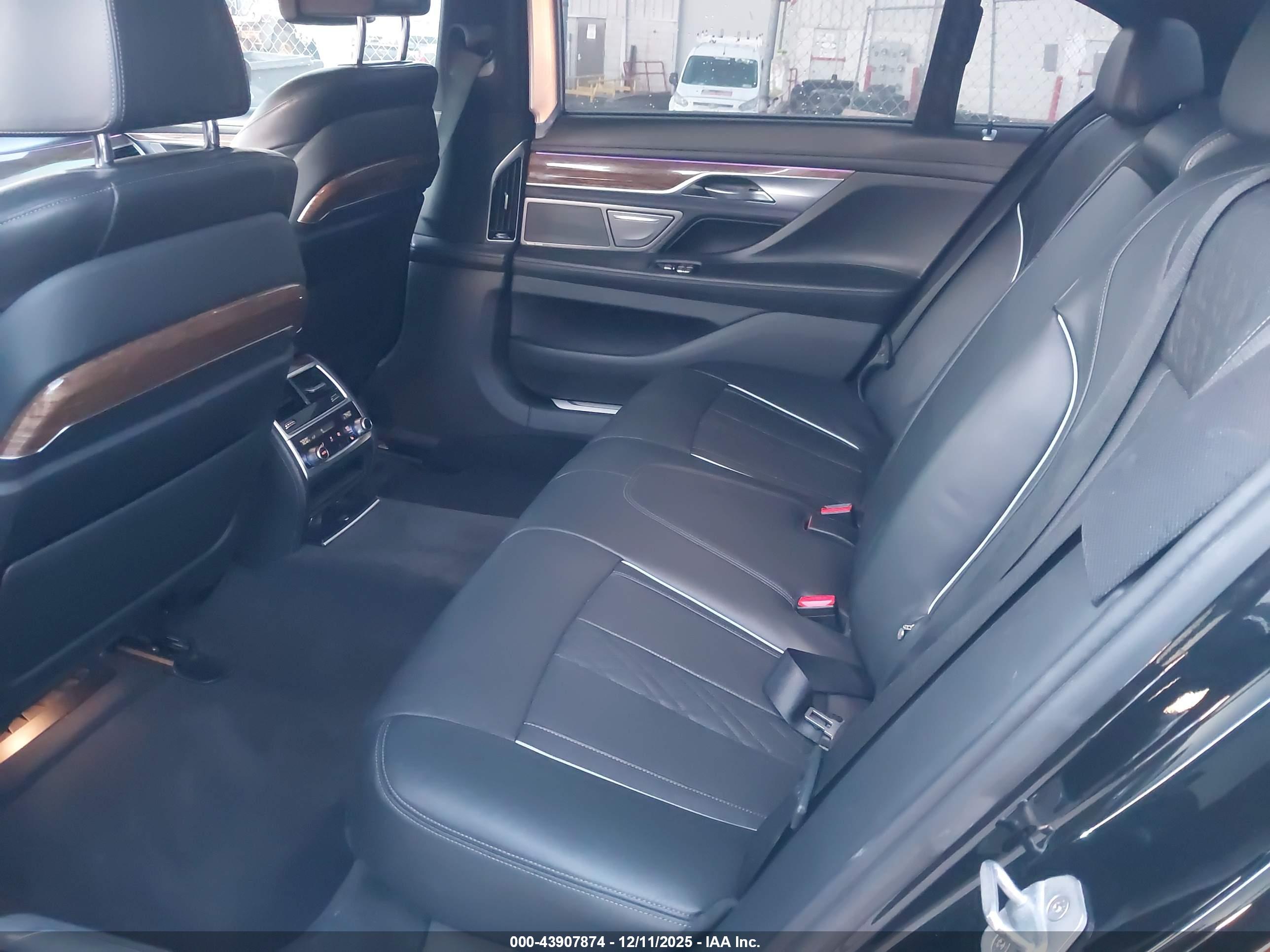BMW 750I image 8