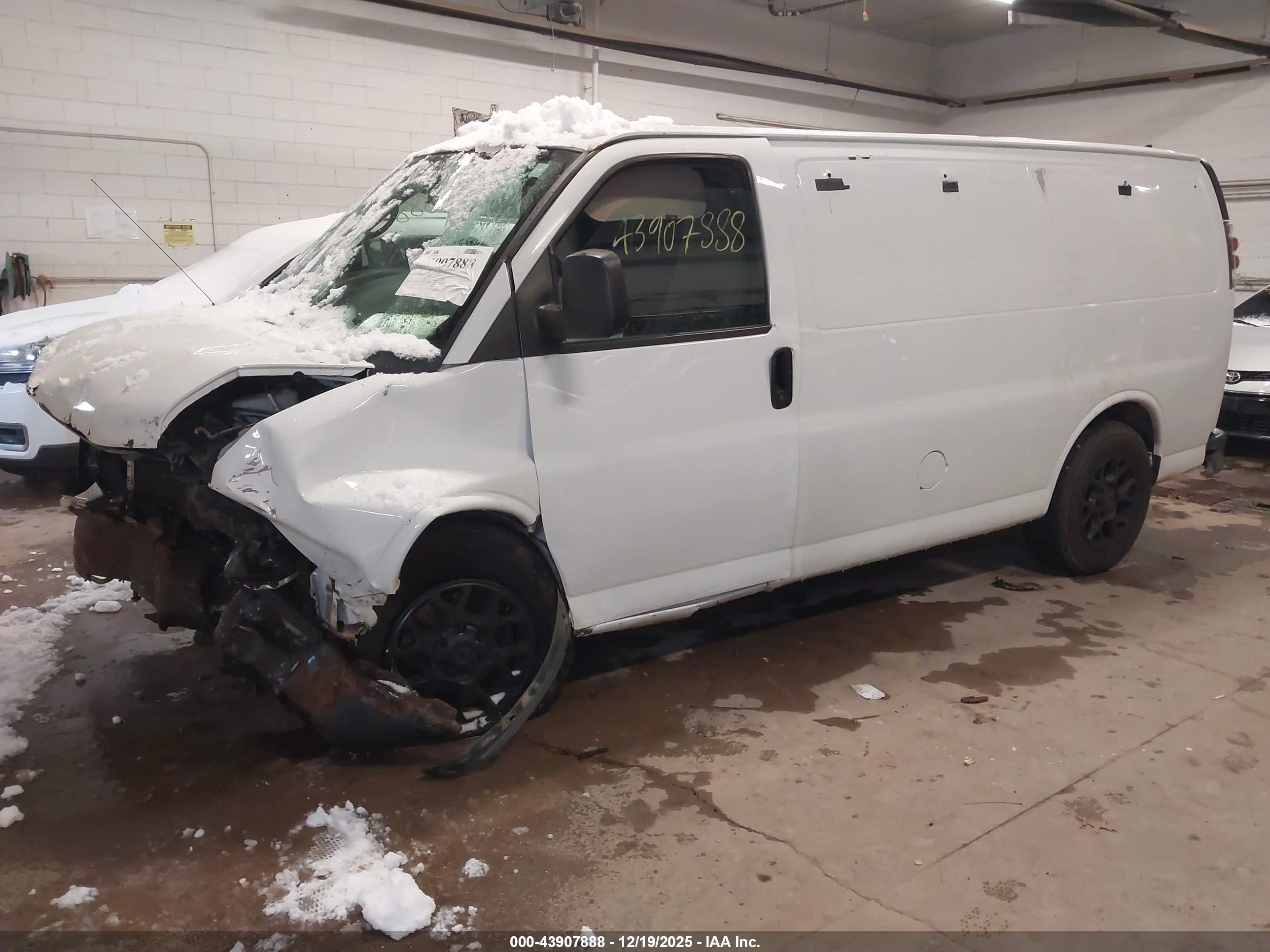 CHEVROLET EXPRESS image 2