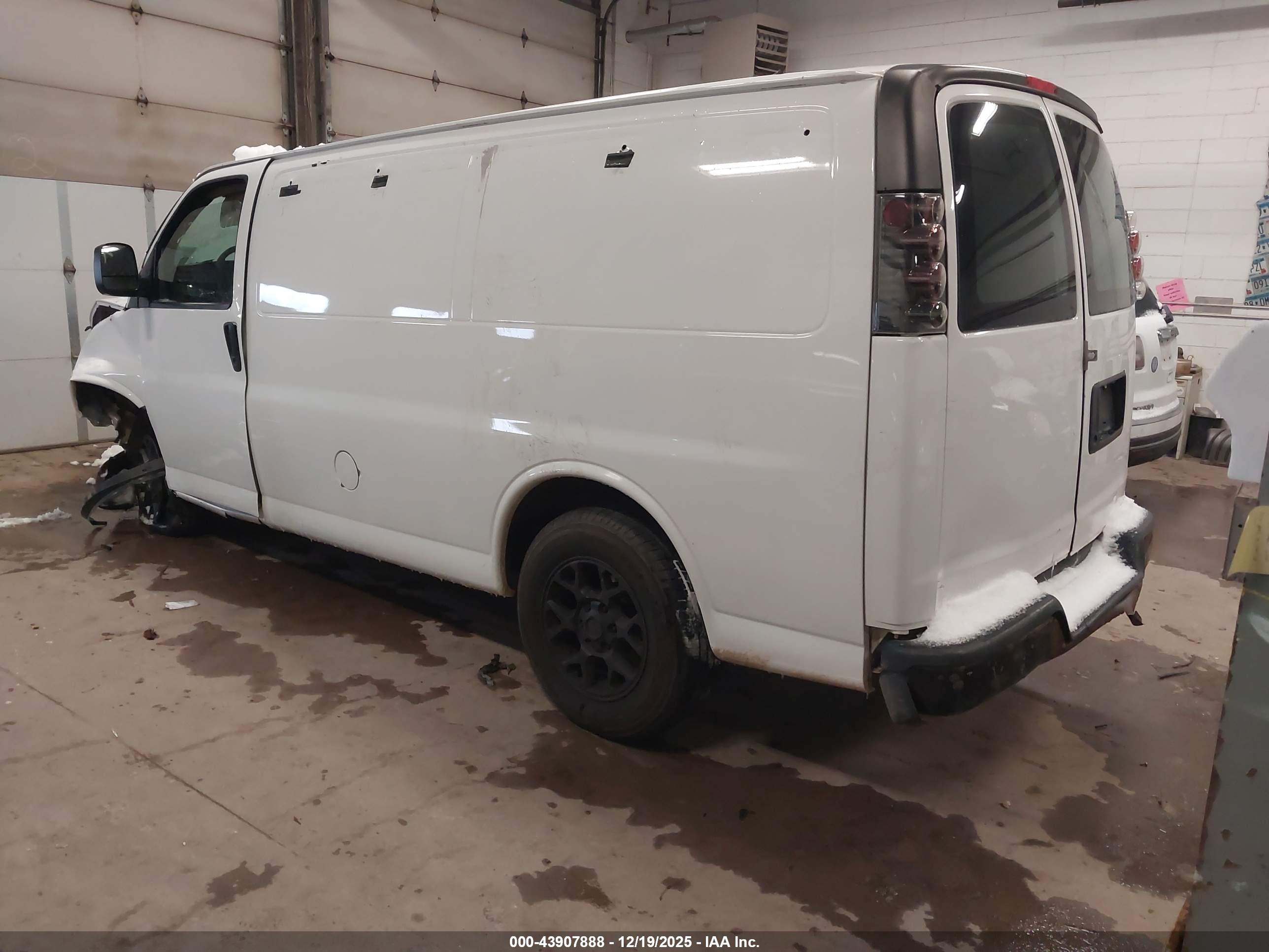 CHEVROLET EXPRESS image 3