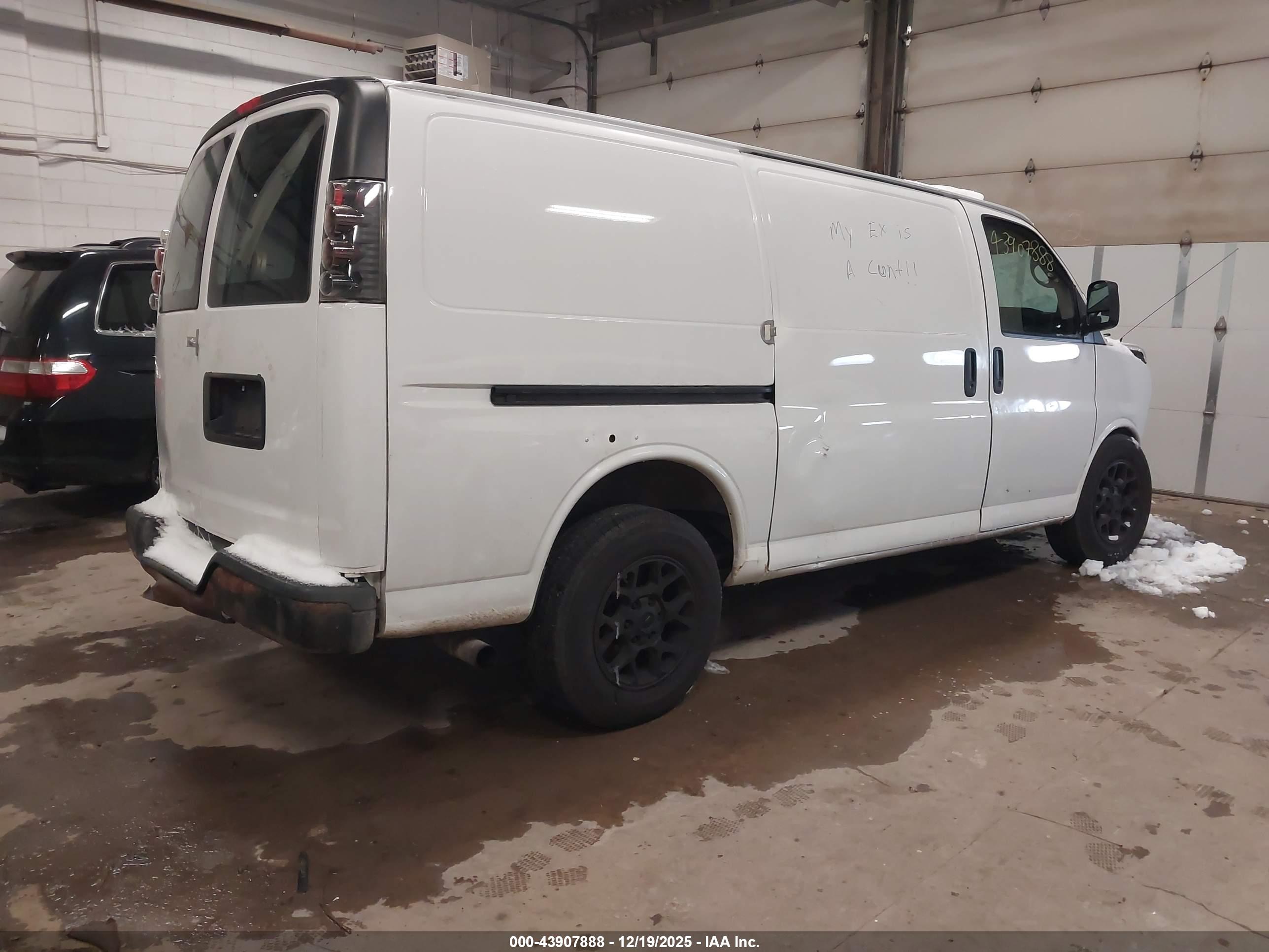 CHEVROLET EXPRESS image 4
