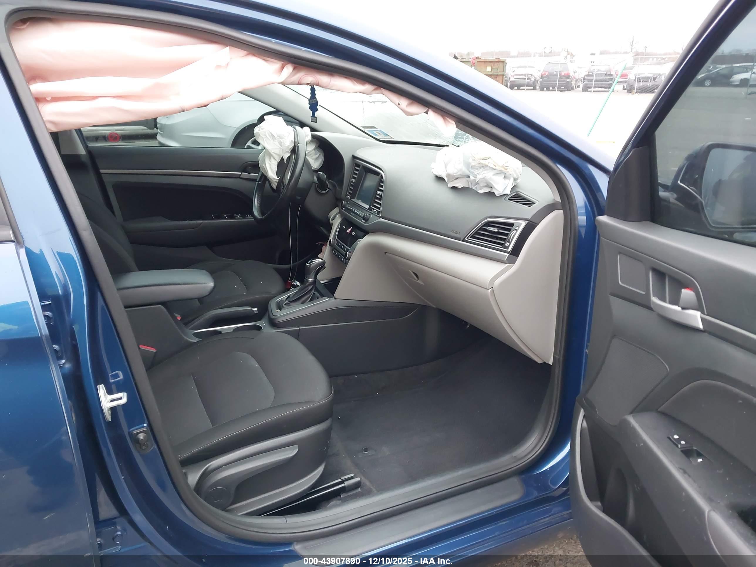 HYUNDAI ELANTRA image 5