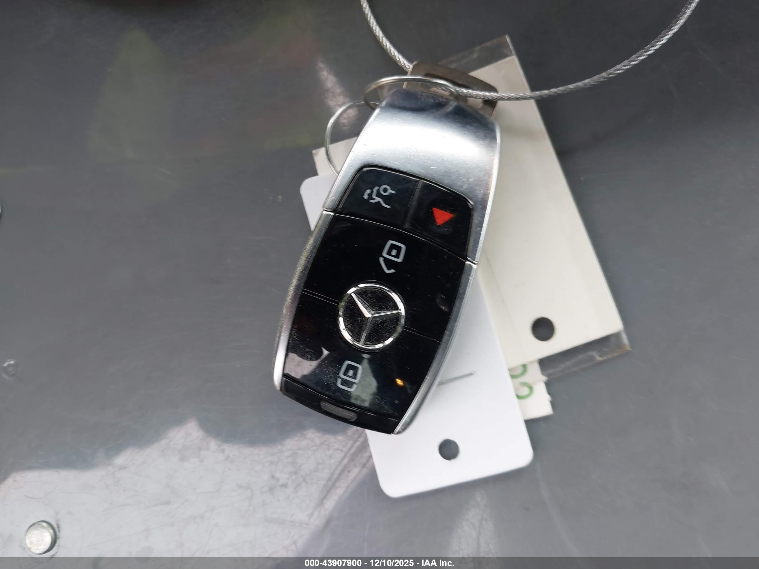 MERCEDES-BENZ E image 11