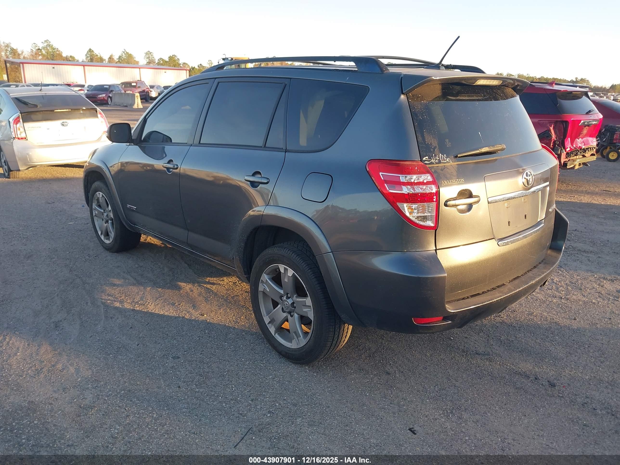 TOYOTA RAV4 image 3