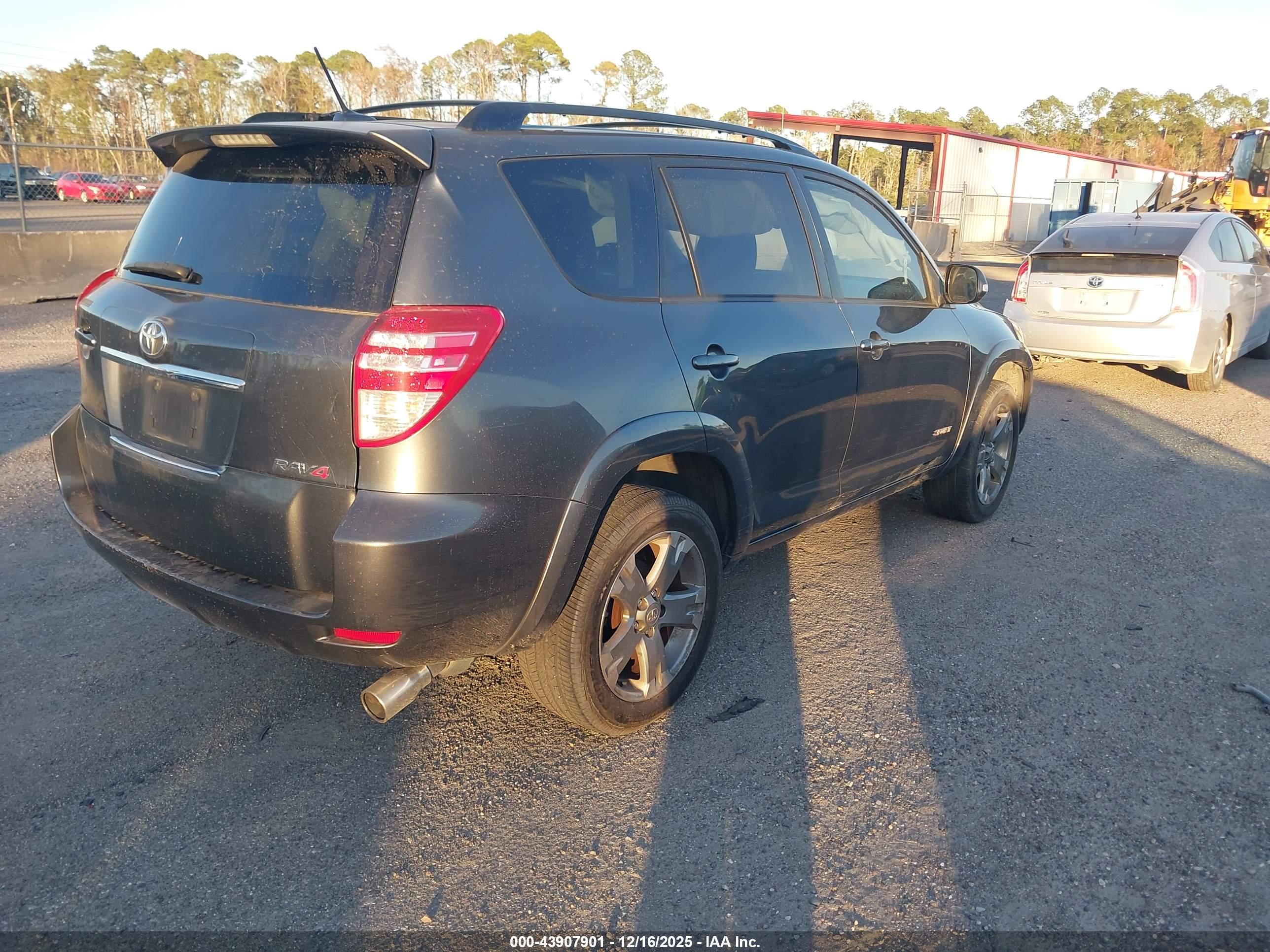 TOYOTA RAV4 image 4