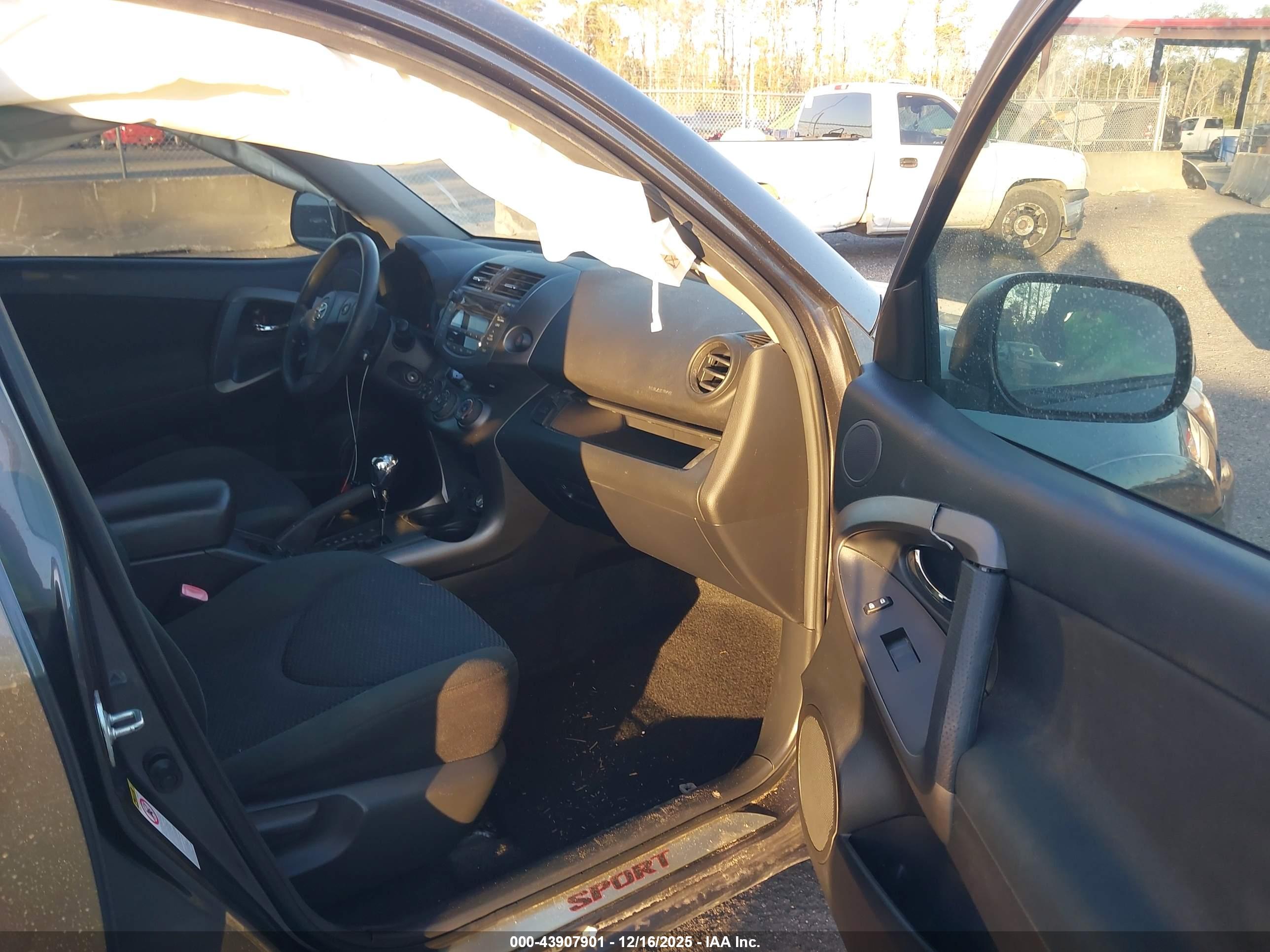 TOYOTA RAV4 image 5