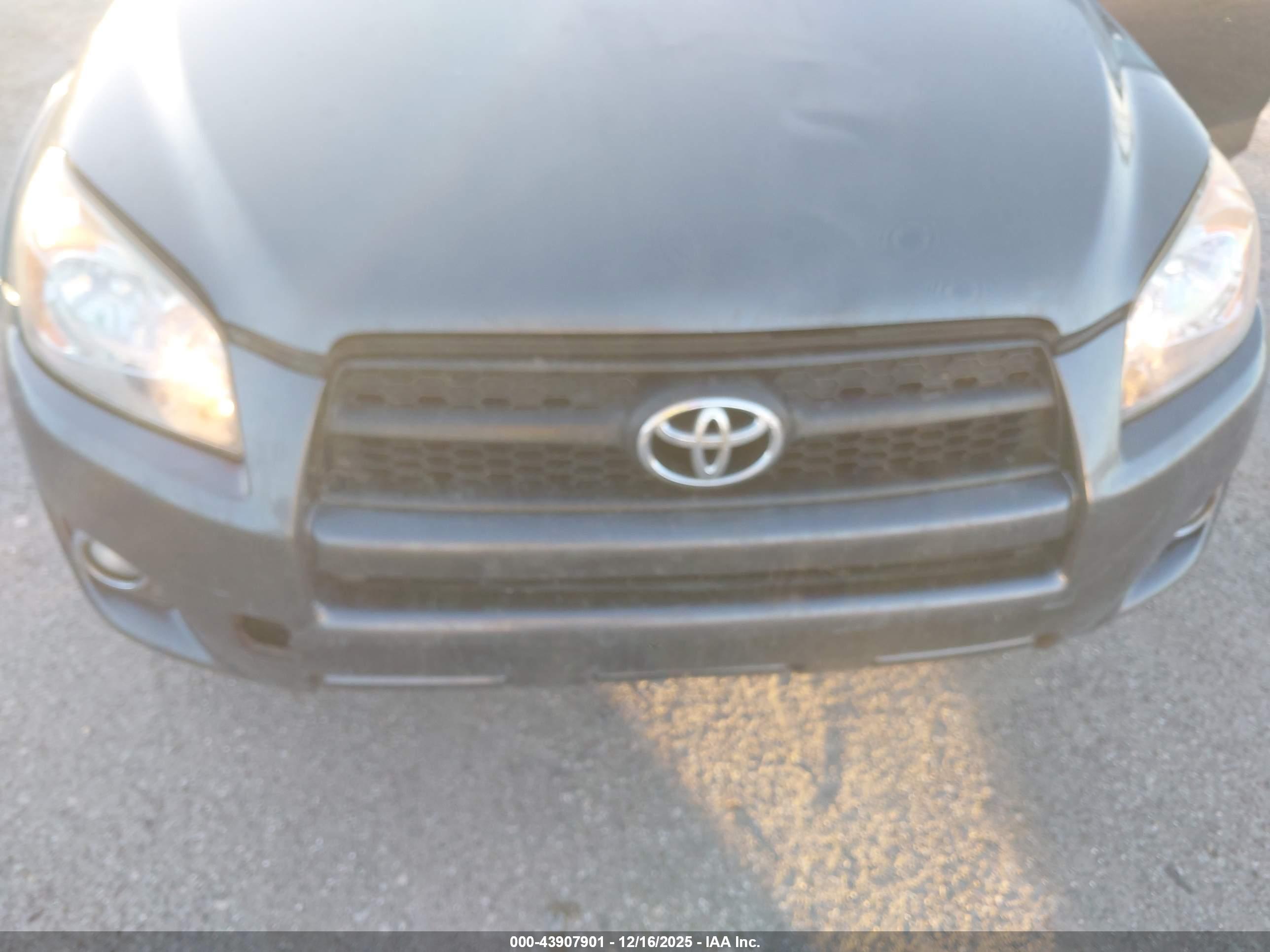 TOYOTA RAV4 image 6