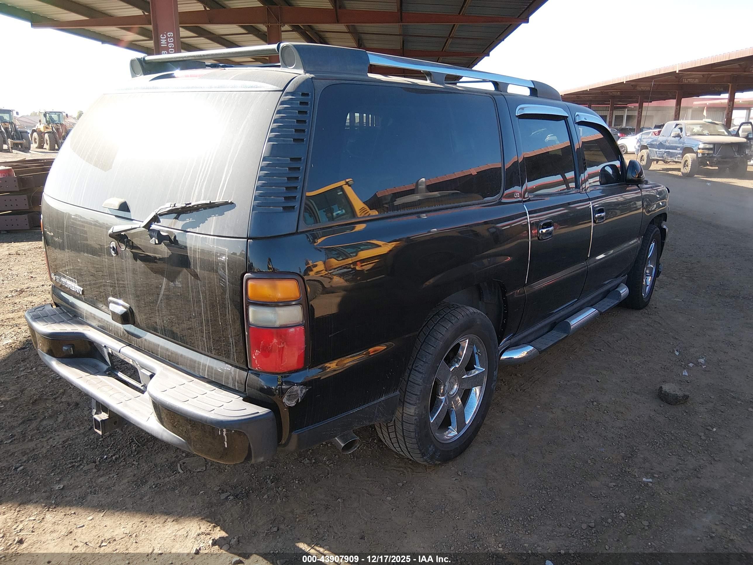 CHEVROLET SUBURBAN image 4