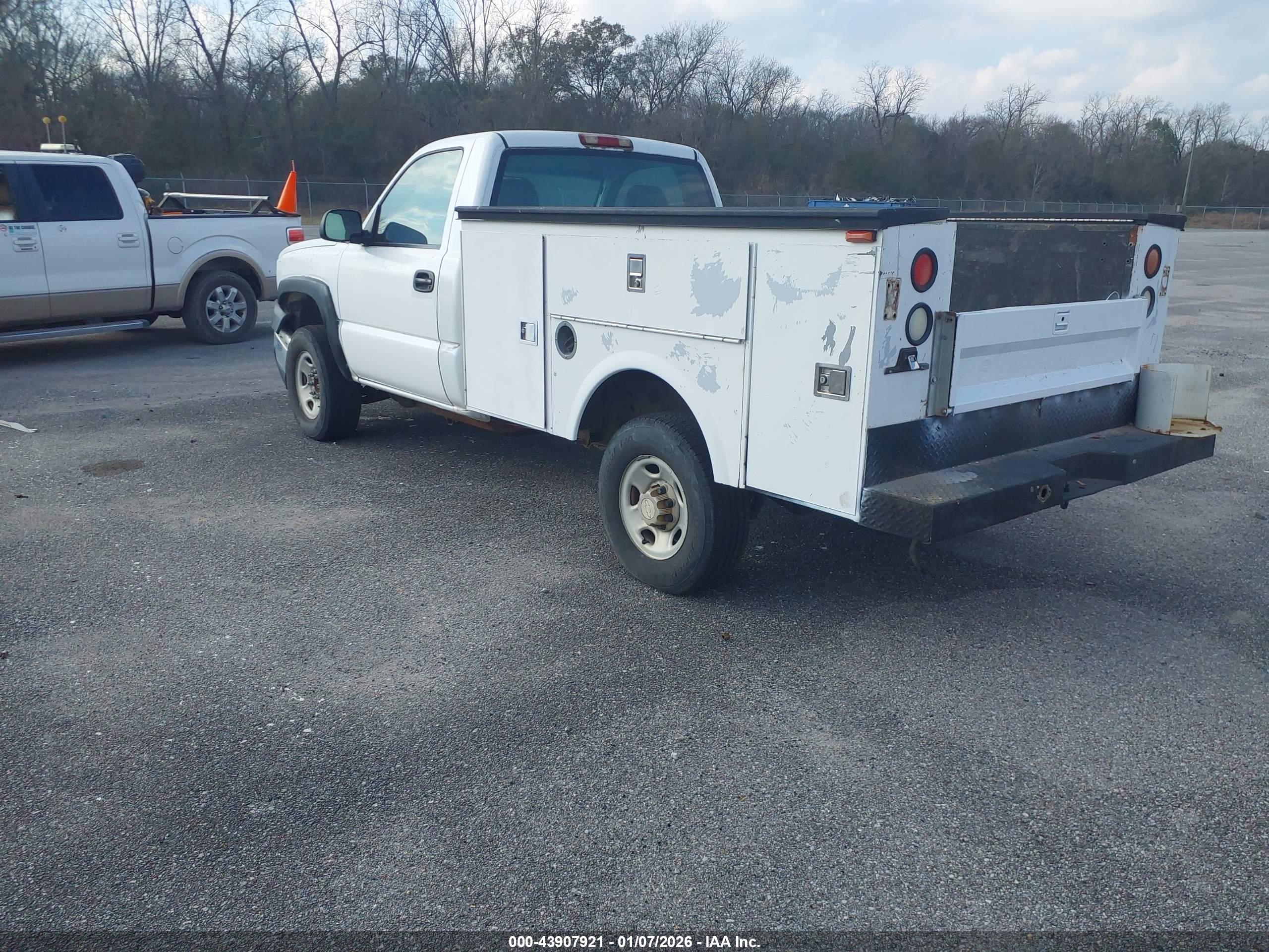 CHEVROLET SILVERADO image 3