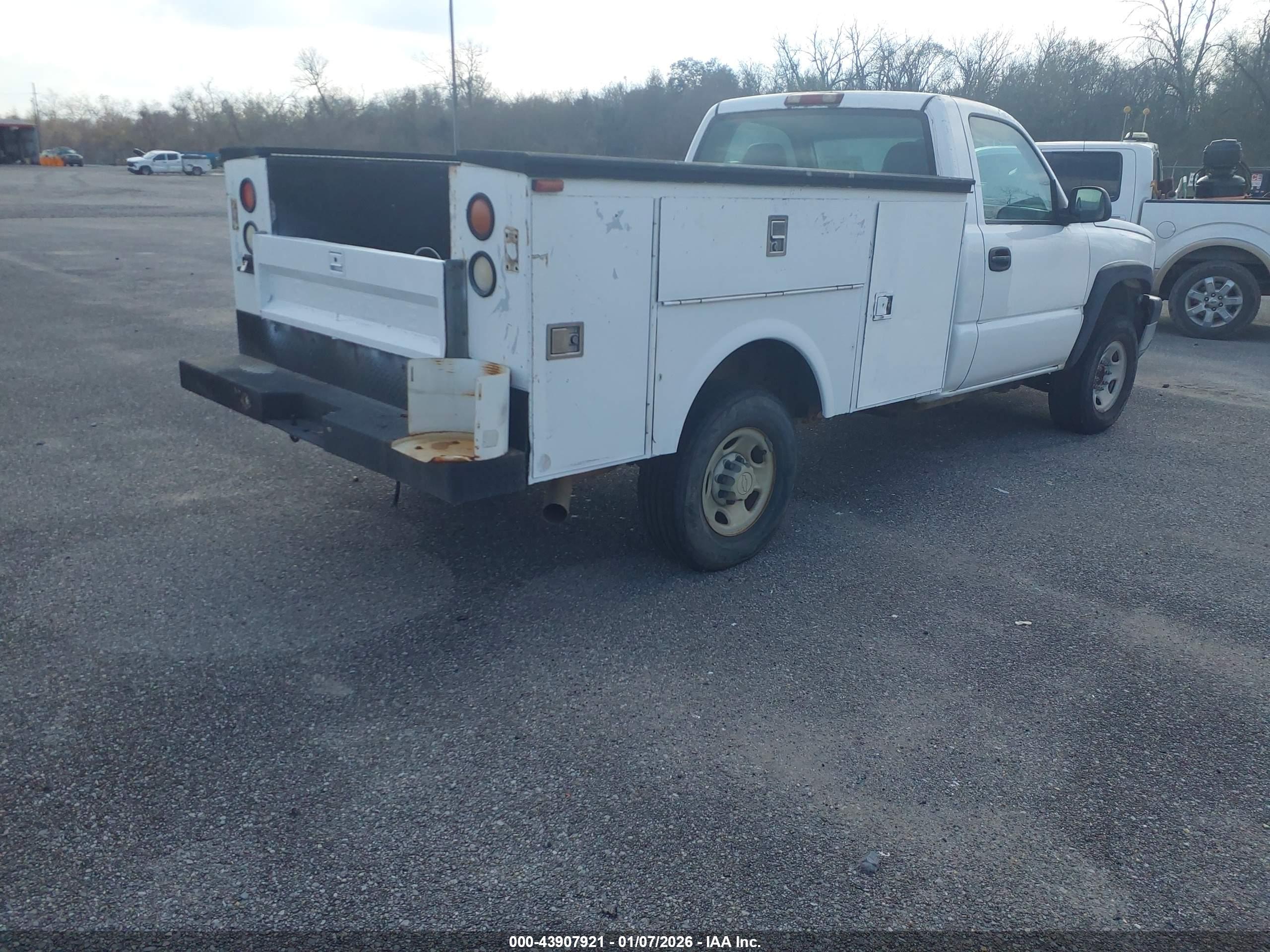 CHEVROLET SILVERADO image 4