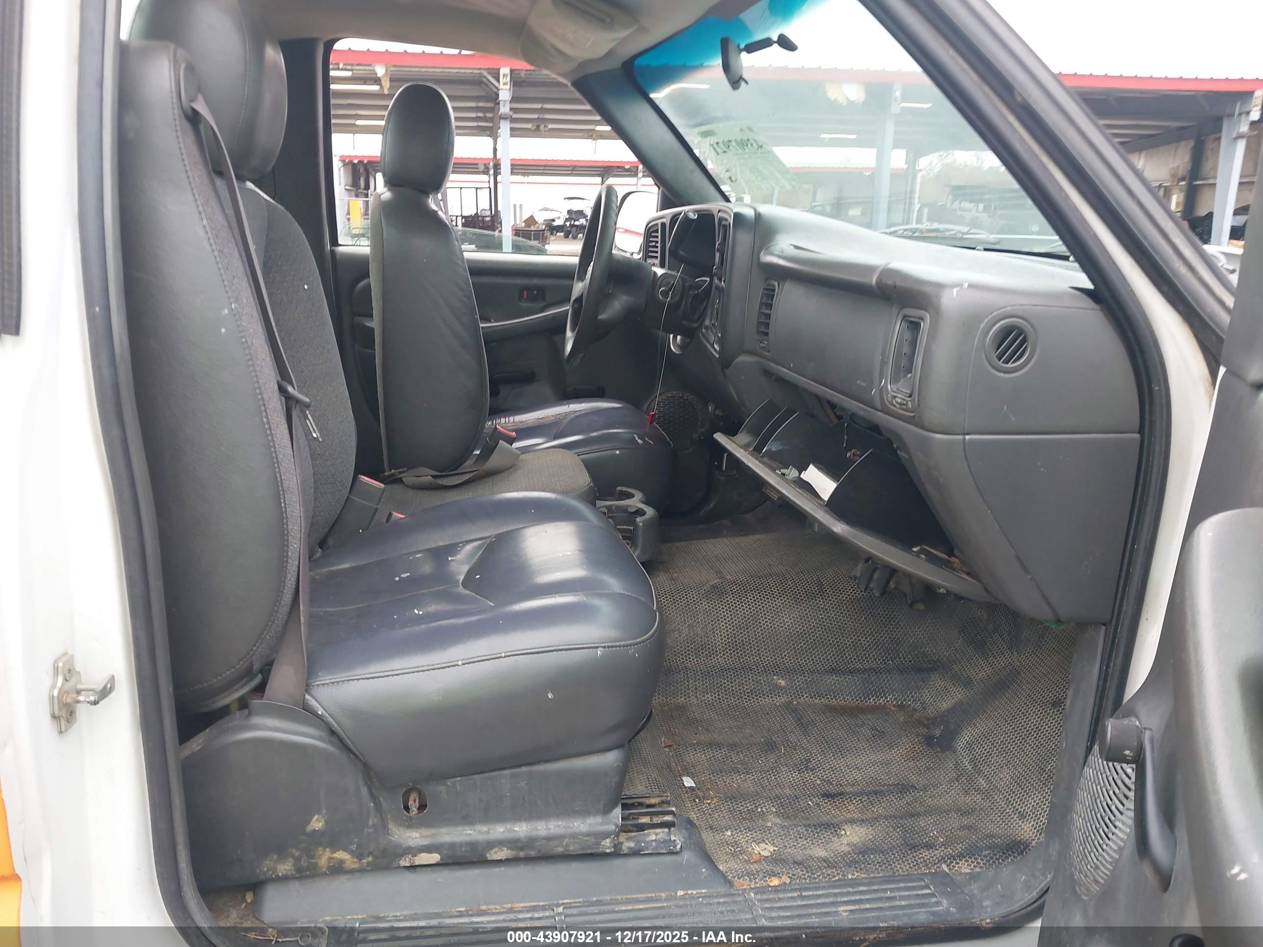 CHEVROLET SILVERADO image 5
