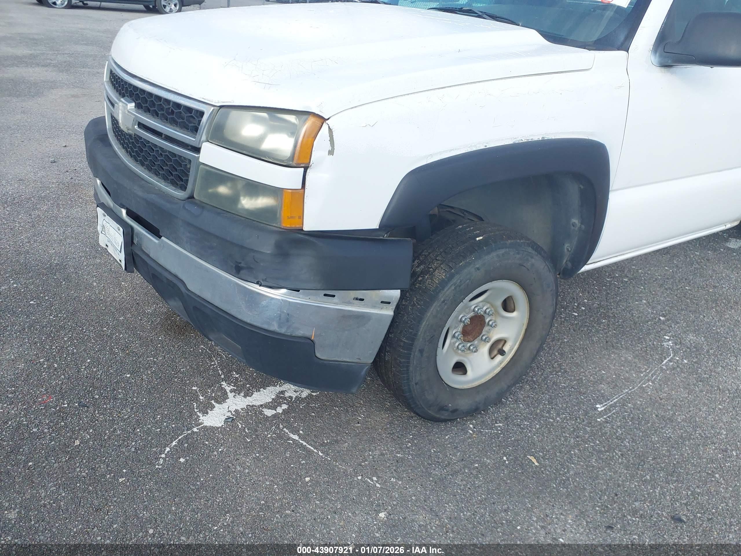CHEVROLET SILVERADO image 6