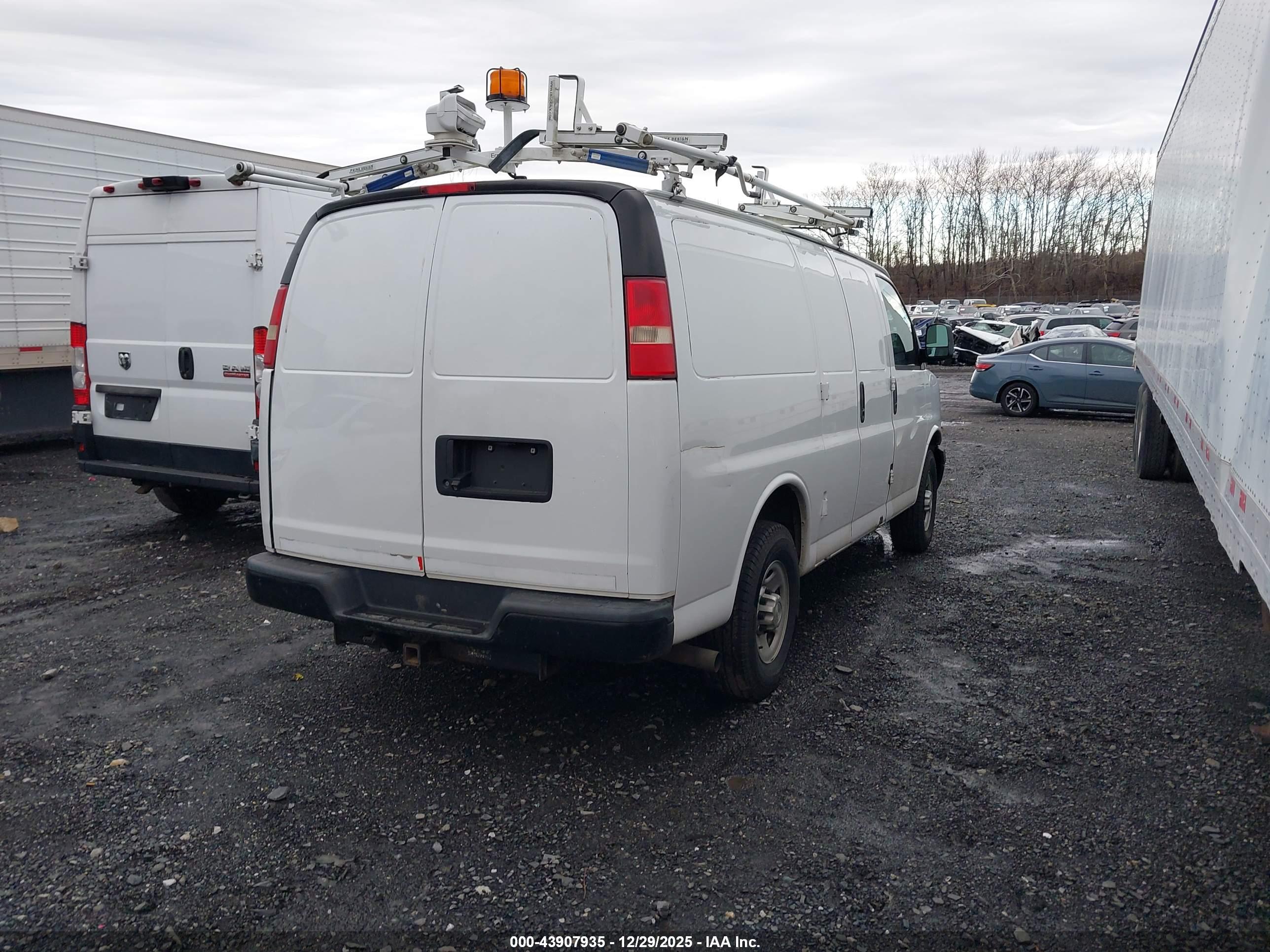 CHEVROLET EXPRESS image 4