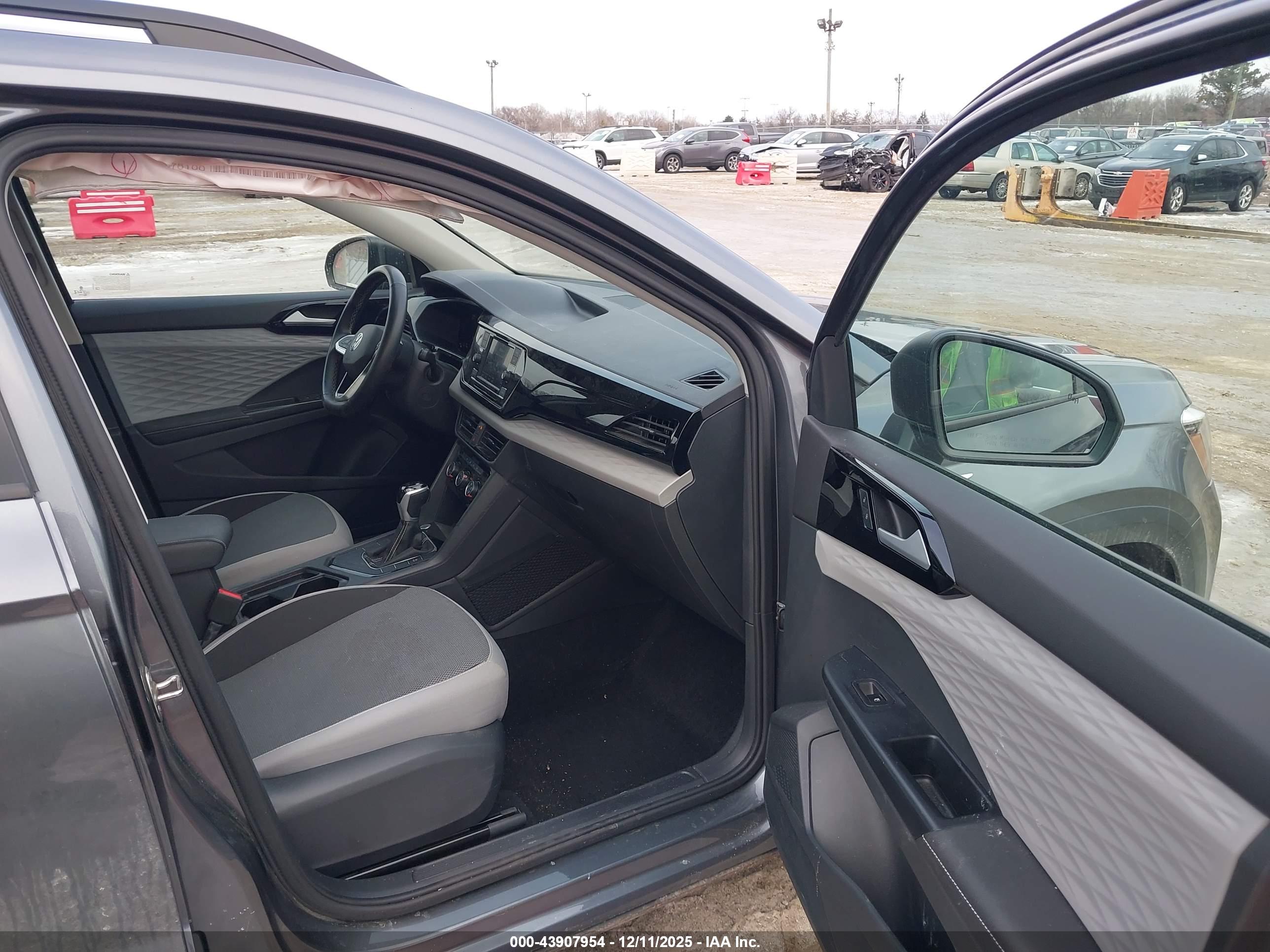 VOLKSWAGEN TAOS image 5